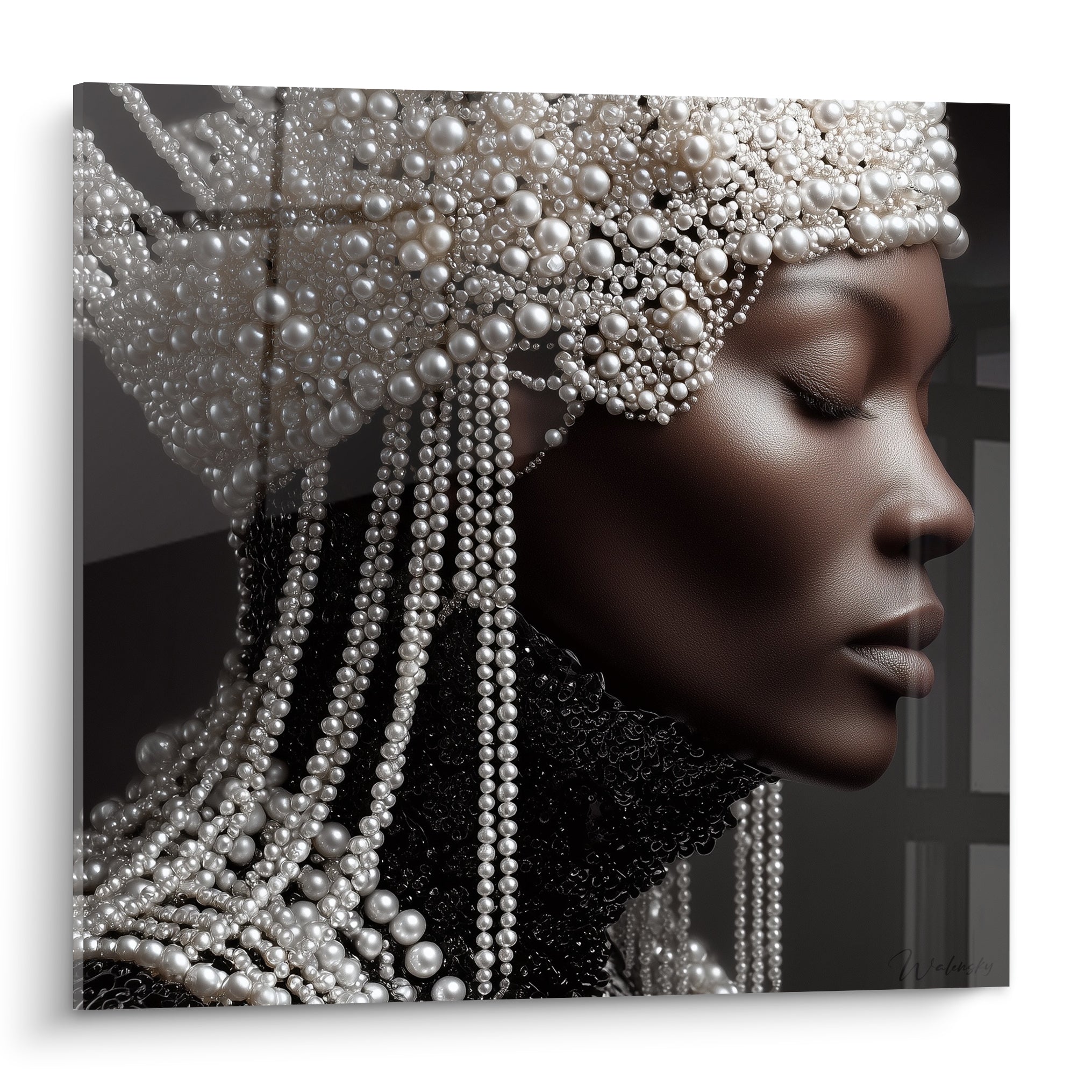 Portrait de profil aux perles blanches et vêtement noir, yeux clos, dans un rendu Haute couture