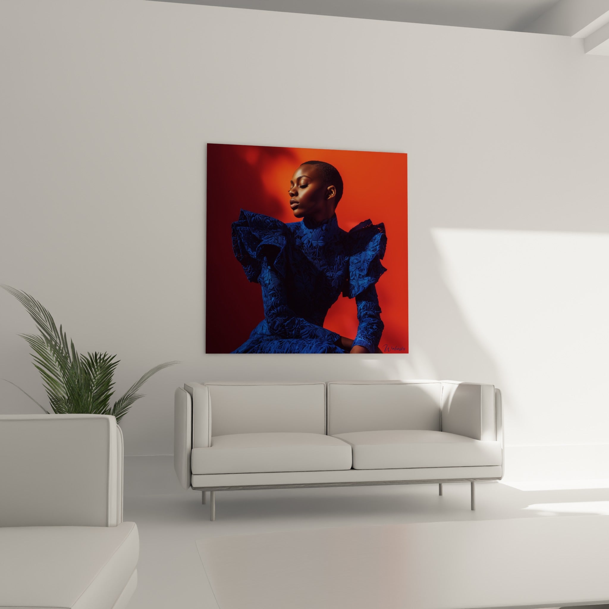 Robe brodée bleu marine et fond orange vif au-dessus d'un canapé dans un salon lumineux