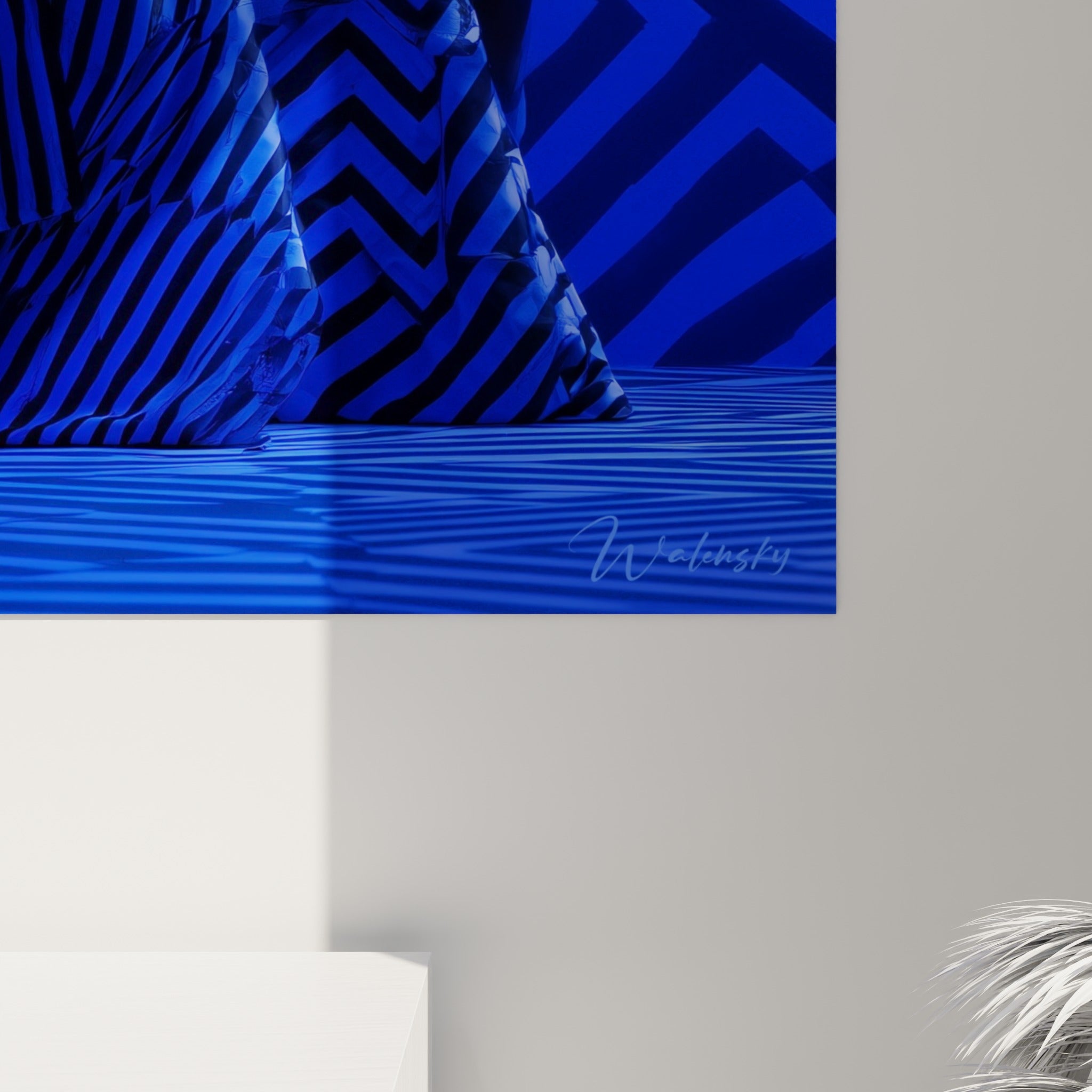 Reflets brillants et grain de l'impression sur les rayures bleu marine et chevrons anthracite de l'œuvre