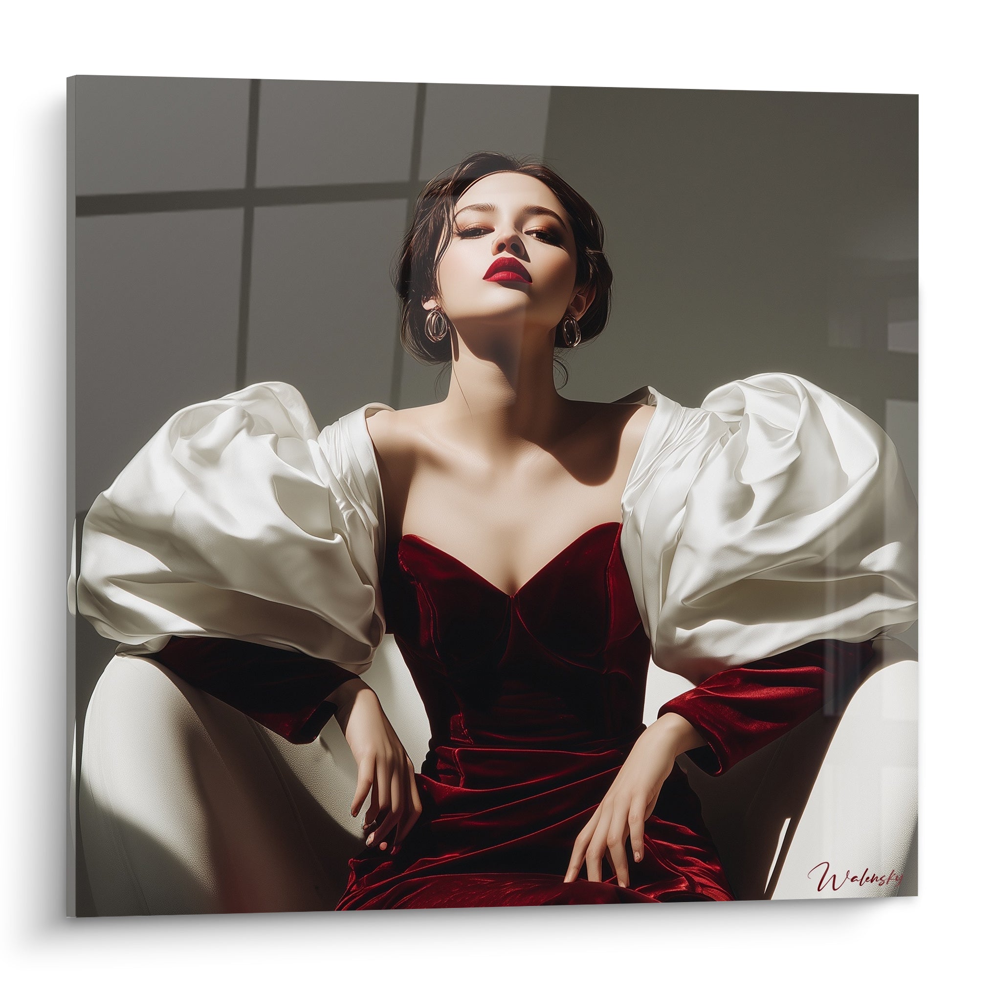 Silhouette en robe bordeaux velours et manches blanches soie, regard assuré, fond anthracite strié