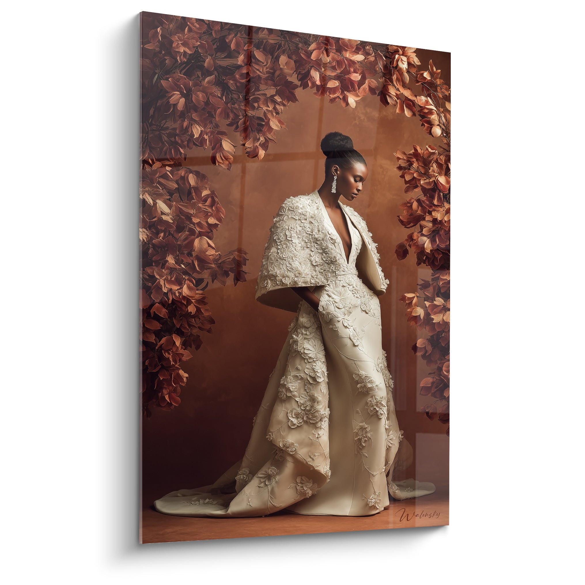 Silhouette en robe ivoire brodée de fleurs, cheveux en chignon, fond terracotta et feuillages cuivrés