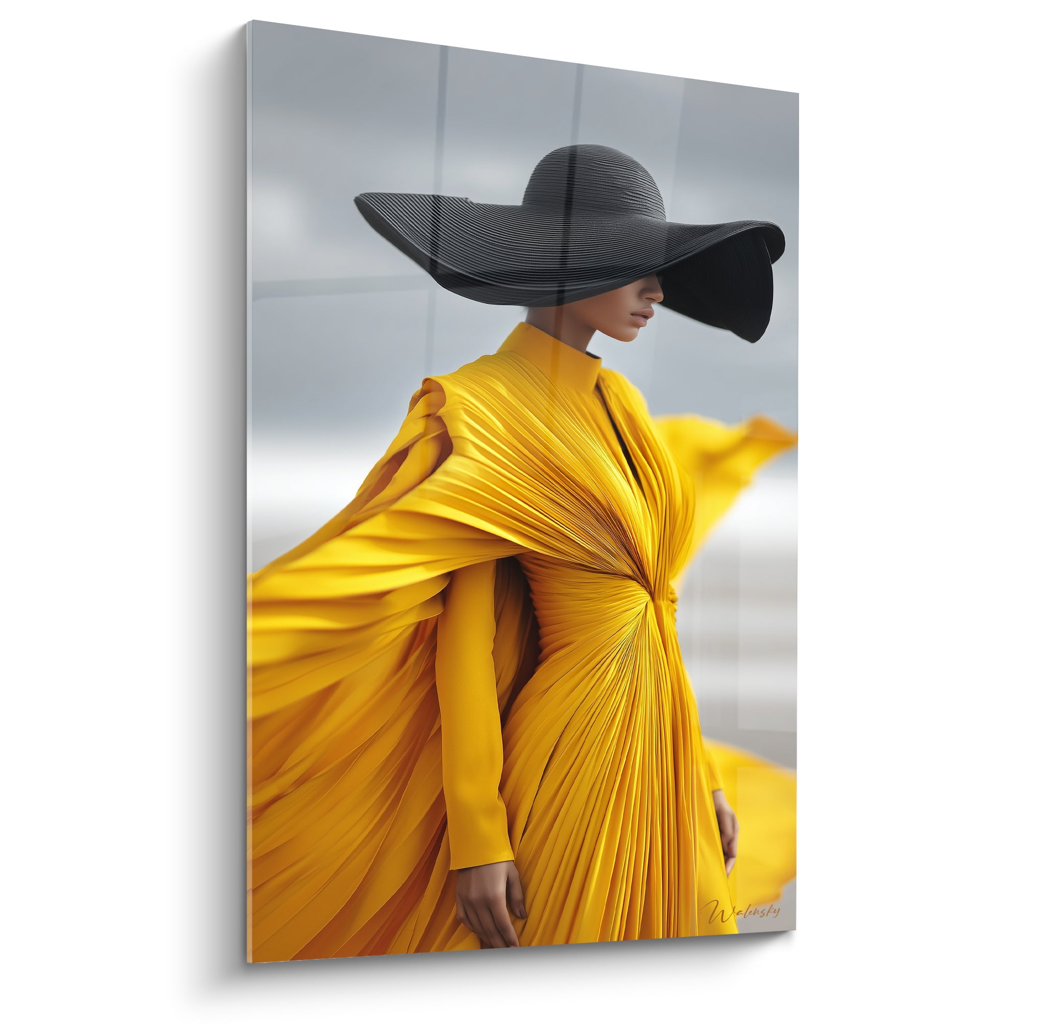 Silhouette voilée par chapeau noir et robe jaune plissée dans un tableau haute couture
