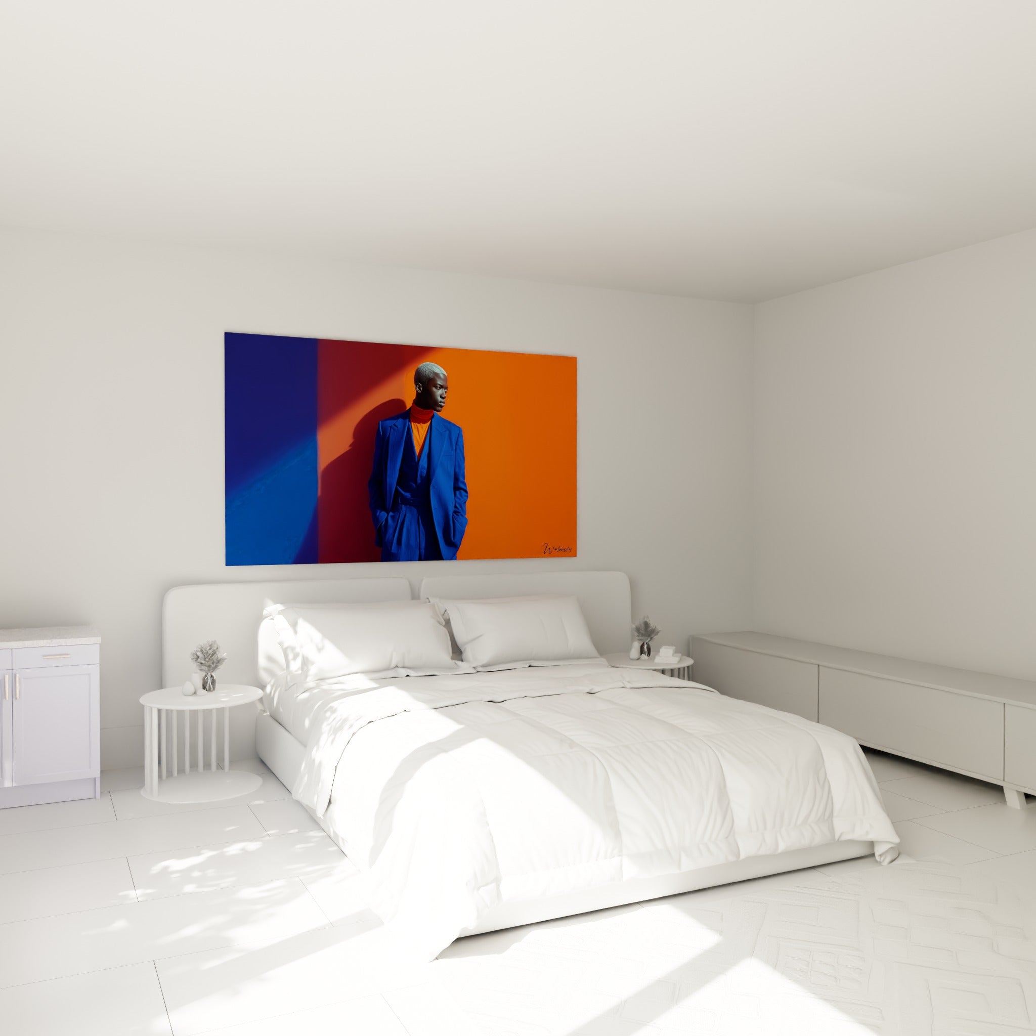 Silhouette masquée au costume bleu électrique et fond orange, accrochée au-dessus d'un lit dans une chambre claire