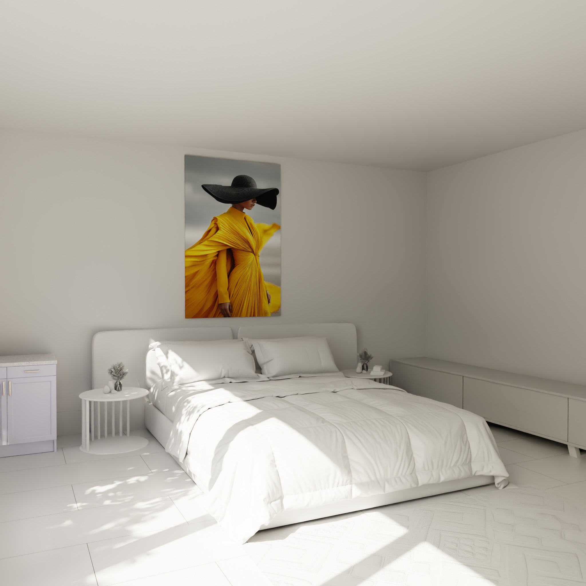 Robe jaune éclatante et chapeau noir sculptural au-dessus d'un lit dans une chambre claire