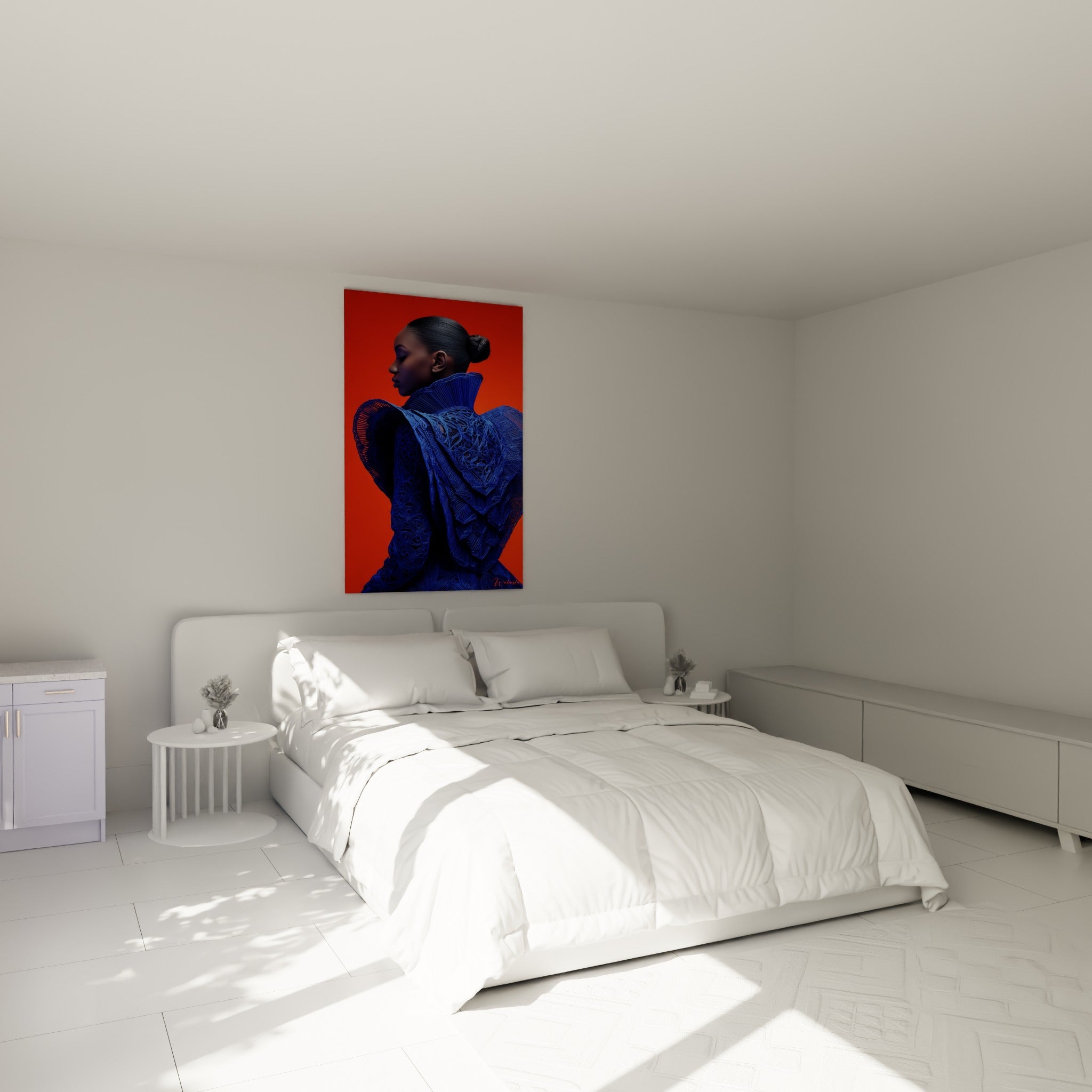 Profil sculptural en robe bleu marine texturée accroché au-dessus d'un lit dans une chambre claire