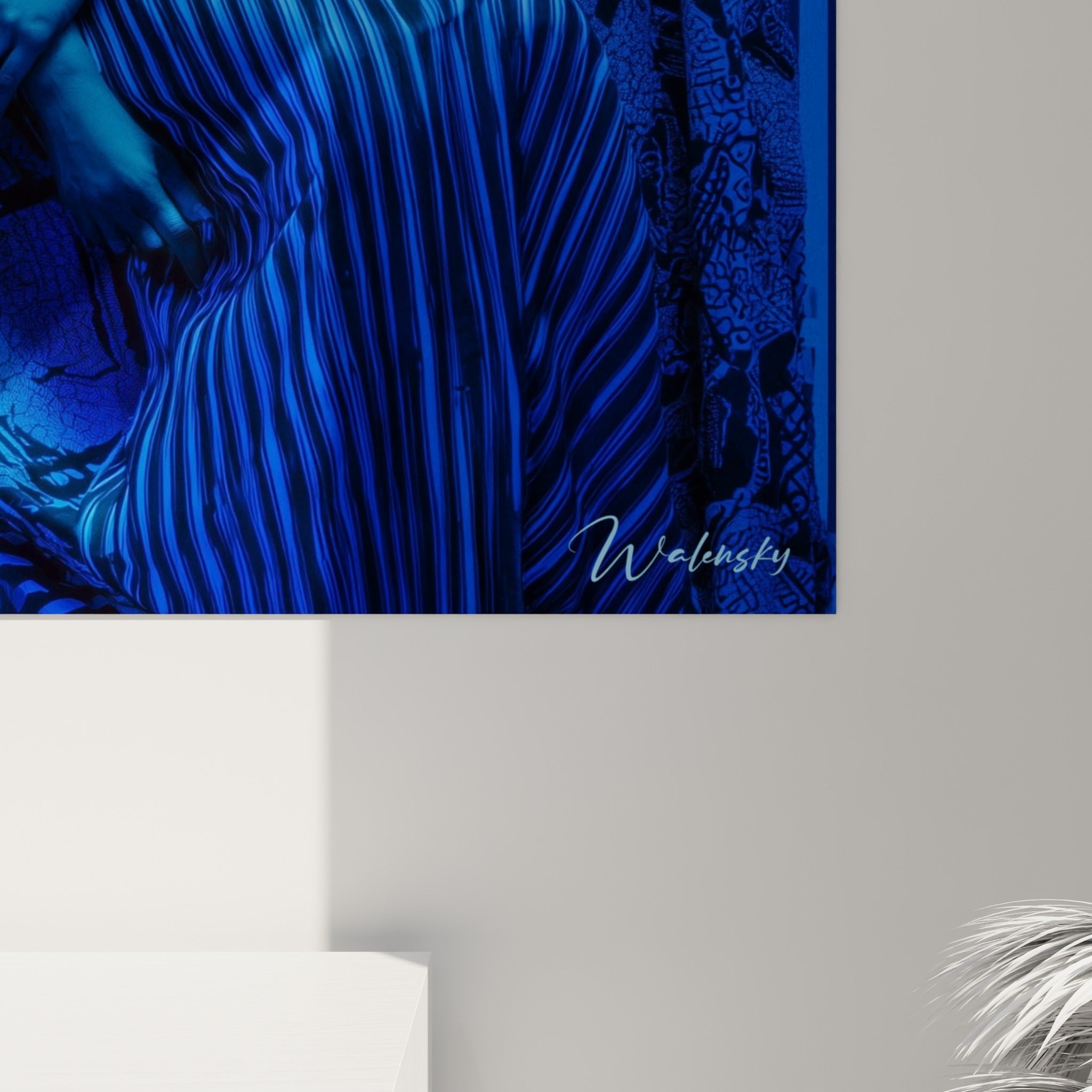 Grain lumineux du bleu roi et reliefs des drapés rayés, matière brillante du tableau haute couture accroché