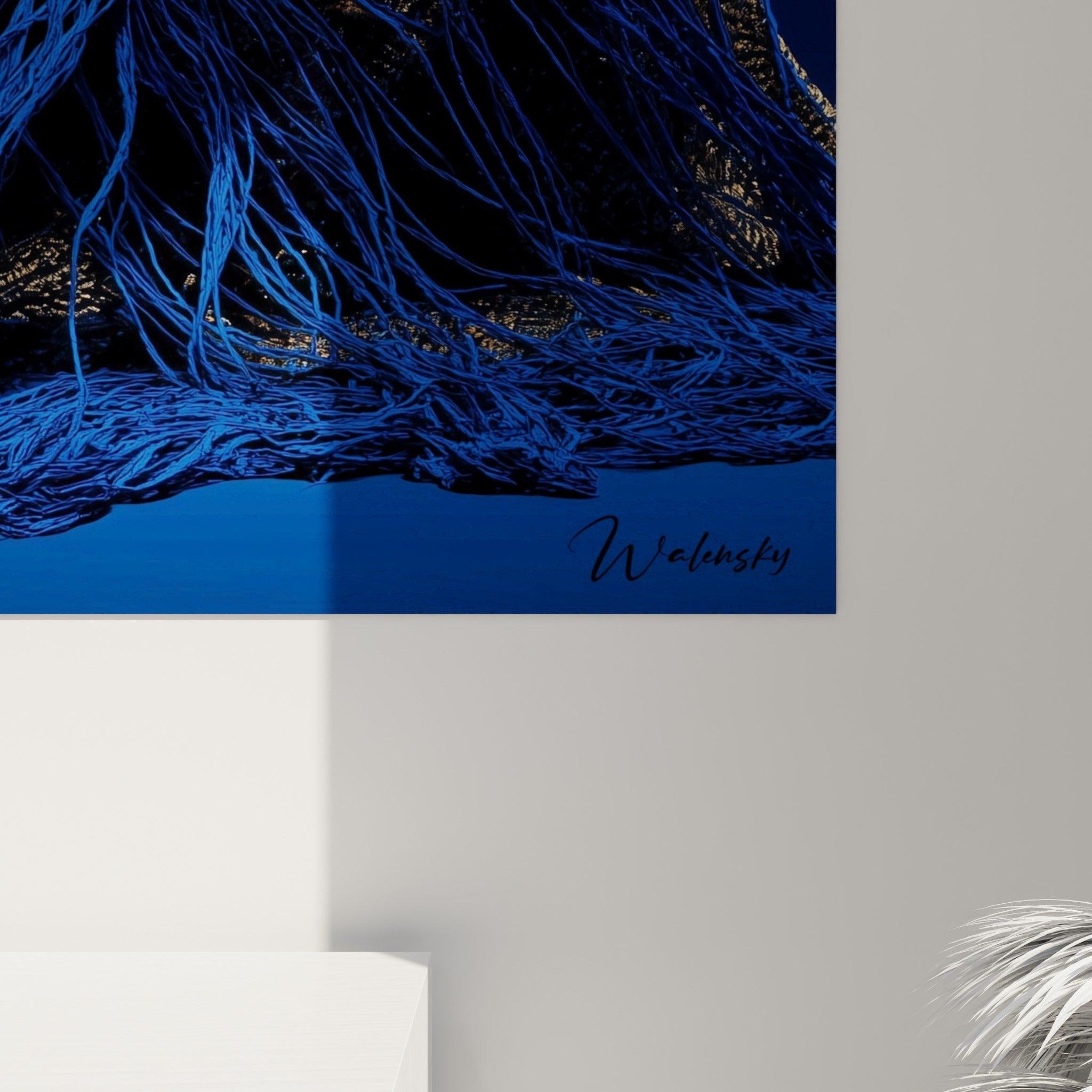 Détail des empâtements dorés et des fils bleu marine tissés sur cette œuvre Haute couture accrochée