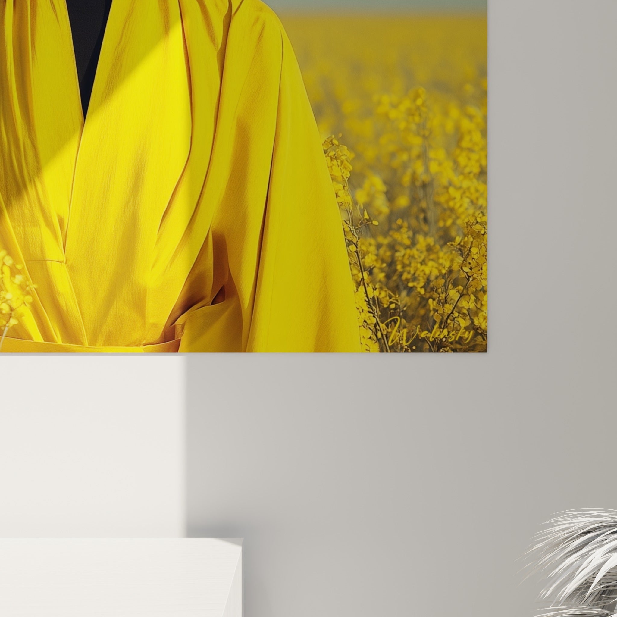 Textures rapprochées du chapeau anthracite strié et du tissu jaune soyeux sur la toile