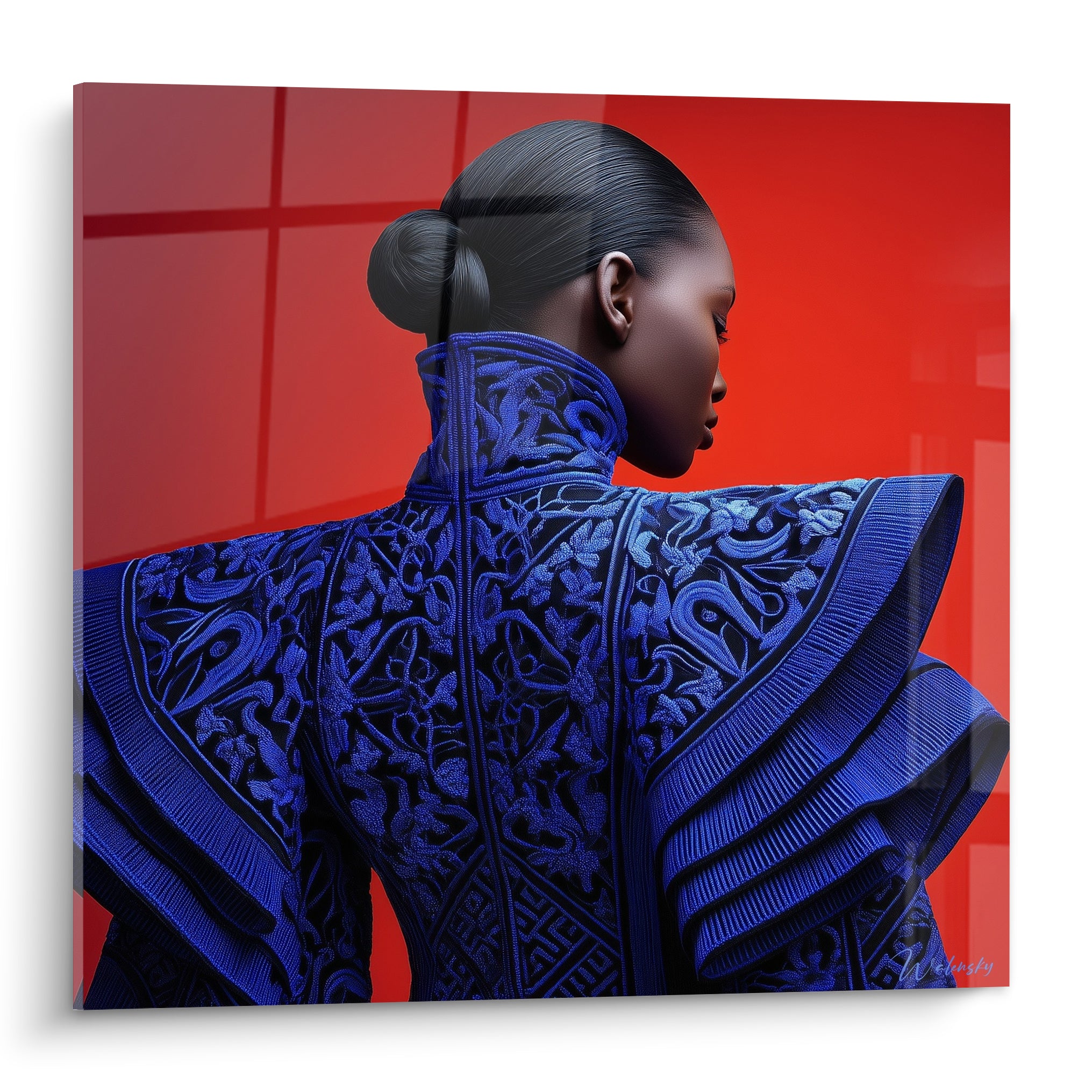 Mannequin de dos en veste brodée bleu roi et indigo, fond rouge vif intense, chignon lissé