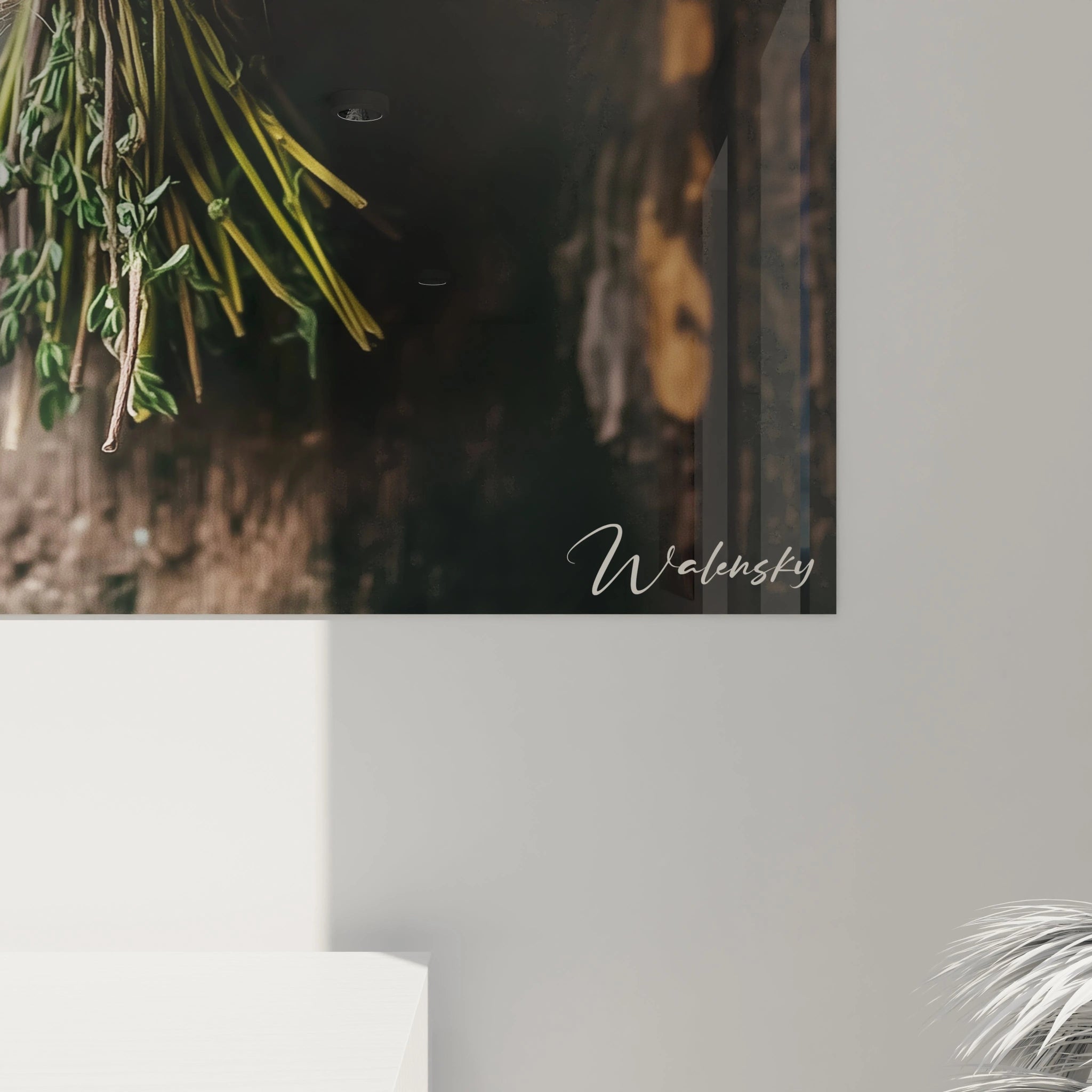 Un tableau herbes aromatiques affichant une botte de thym frais nouée, posée sur un support en bois vieilli. Les feuilles vertes détaillées se détachent du fond brun texturé et légèrement usé.