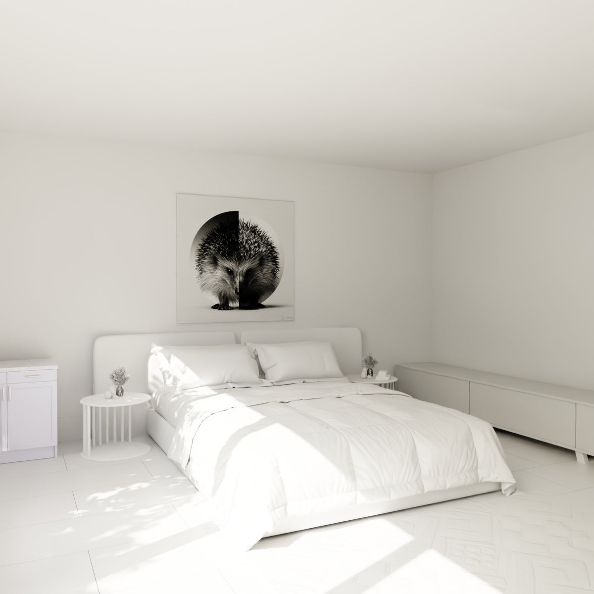 Piquants anthracite et gris argenté d'un hérisson en cercle miroir, au-dessus d'un lit dans une chambre claire