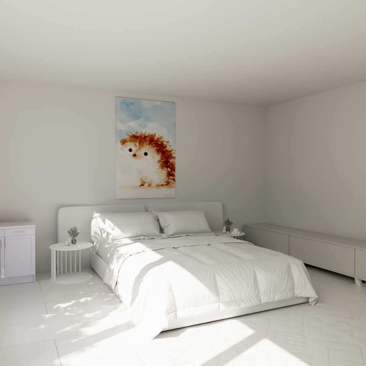 Petit hérisson aquarelle brun et blanc crème, piquants texturés, au-dessus d'un lit dans une chambre claire