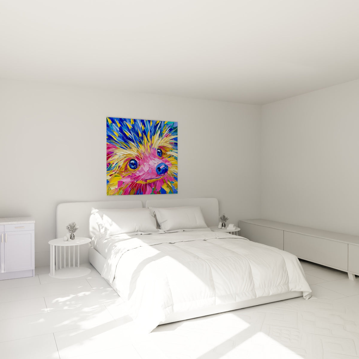 Museau bleu nuit d'un hérisson rose fuchsia et doré, accroché au-dessus d'un lit dans une chambre claire