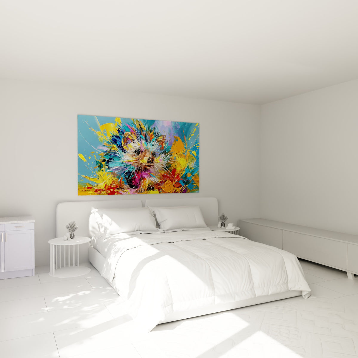 Museau de hérisson fuchsia et doré capturé en pleine explosion colorée au-dessus d'un lit dans une chambre claire