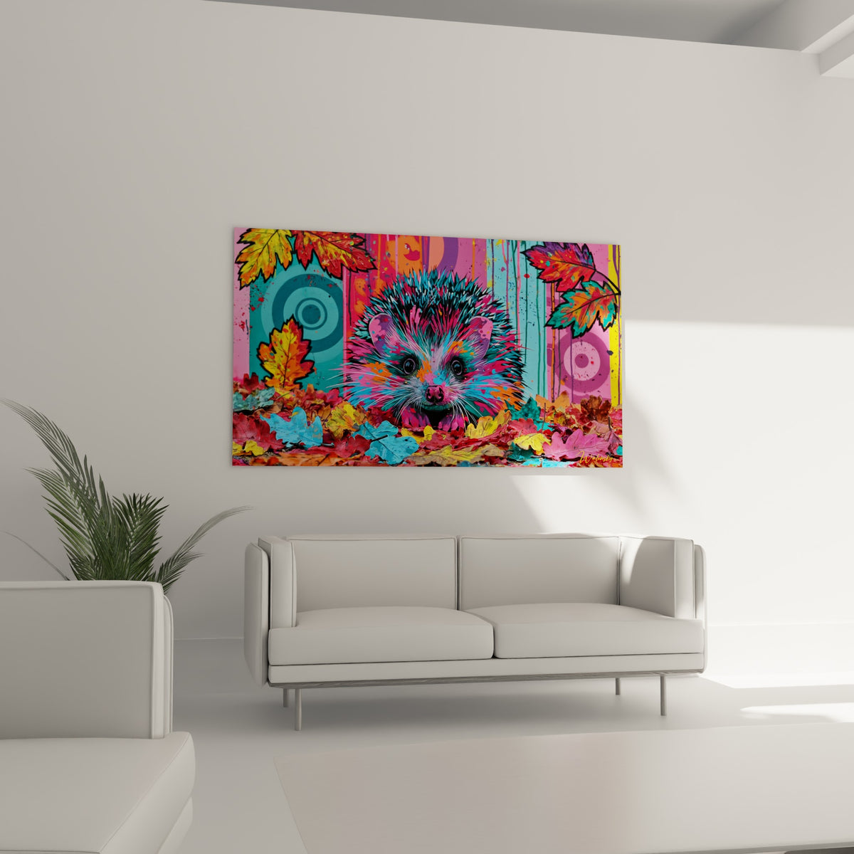 Piquants colorés du hérisson en magenta et cyan accrochés au-dessus d'un canapé dans un salon lumineux