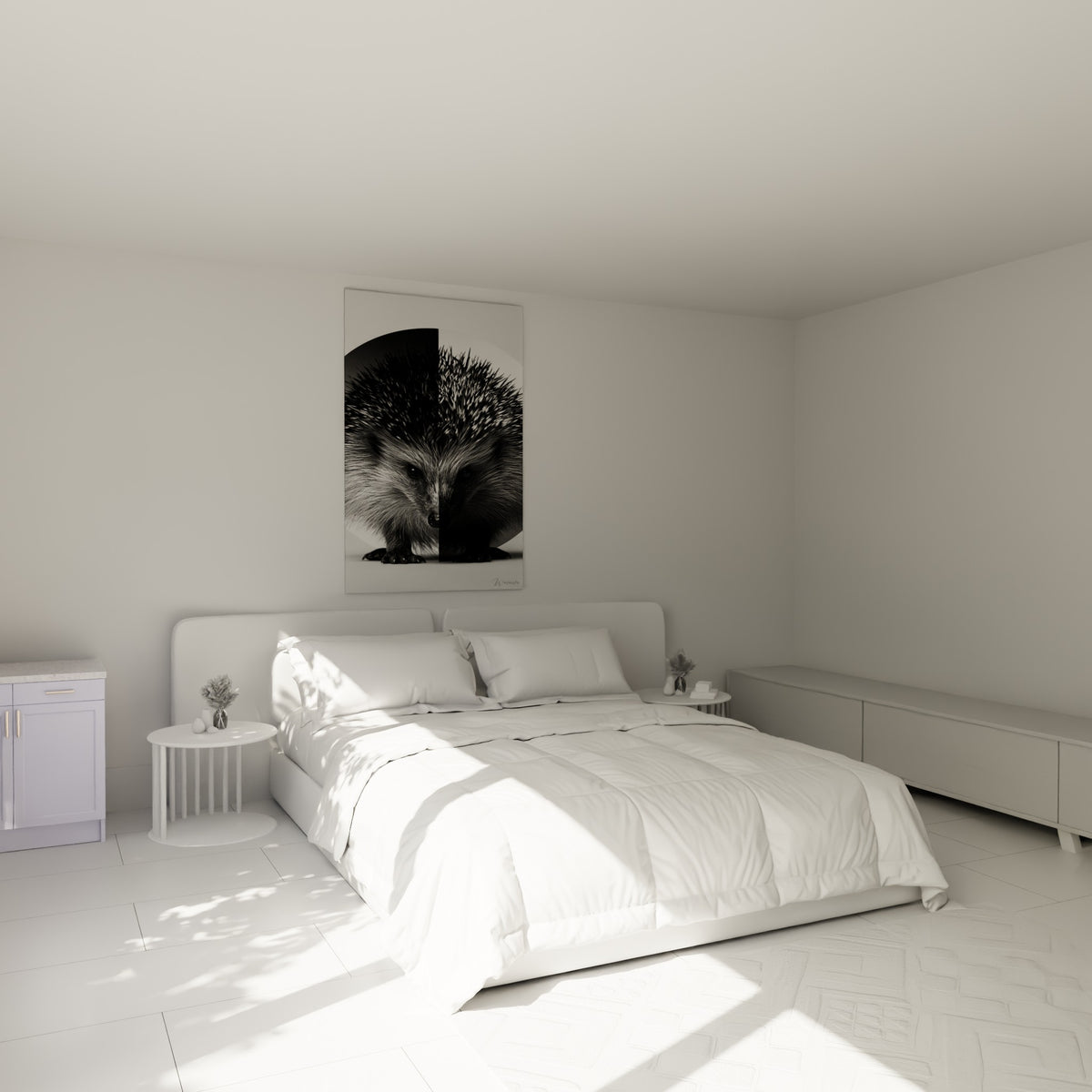 Piquants noirs et pelage blanc d'un hérisson accroché au-dessus d'un lit dans une chambre claire