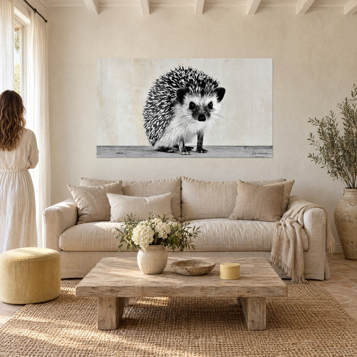 Portrait animalier d'un hérisson gris et beige accroché au-dessus d'un lit dans une chambre claire