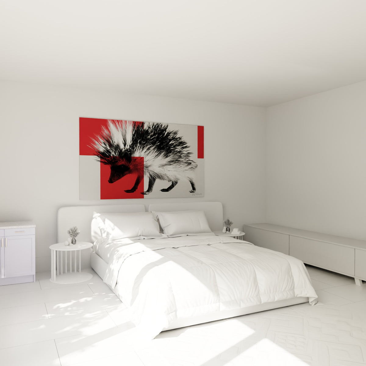 Silhouette de hérisson rouge et anthracite en mouvement, accrochée au-dessus d'un lit dans une chambre claire