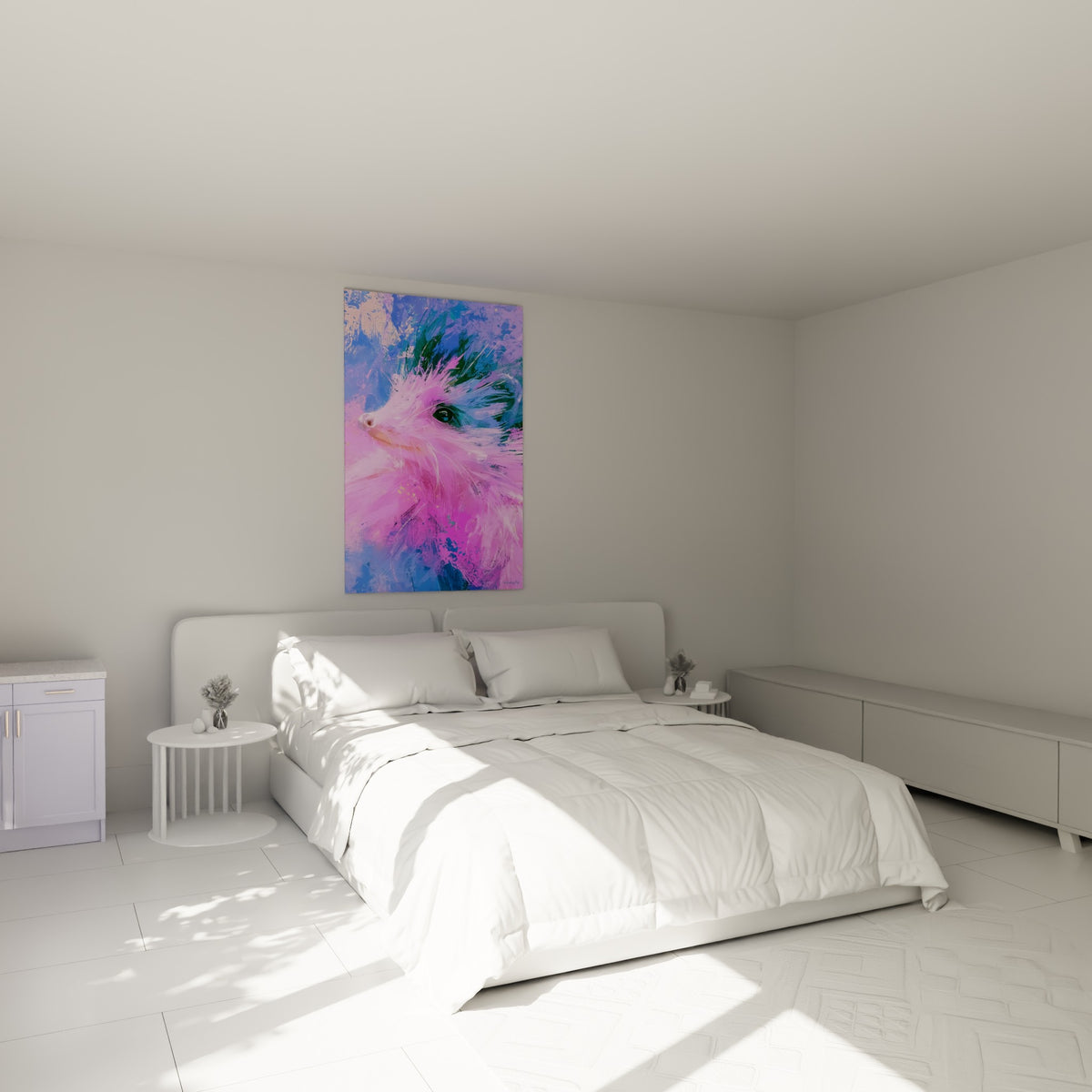 Museau de hérisson rose et mauve peint avec expressivité, accroché au-dessus d'un lit dans une chambre claire