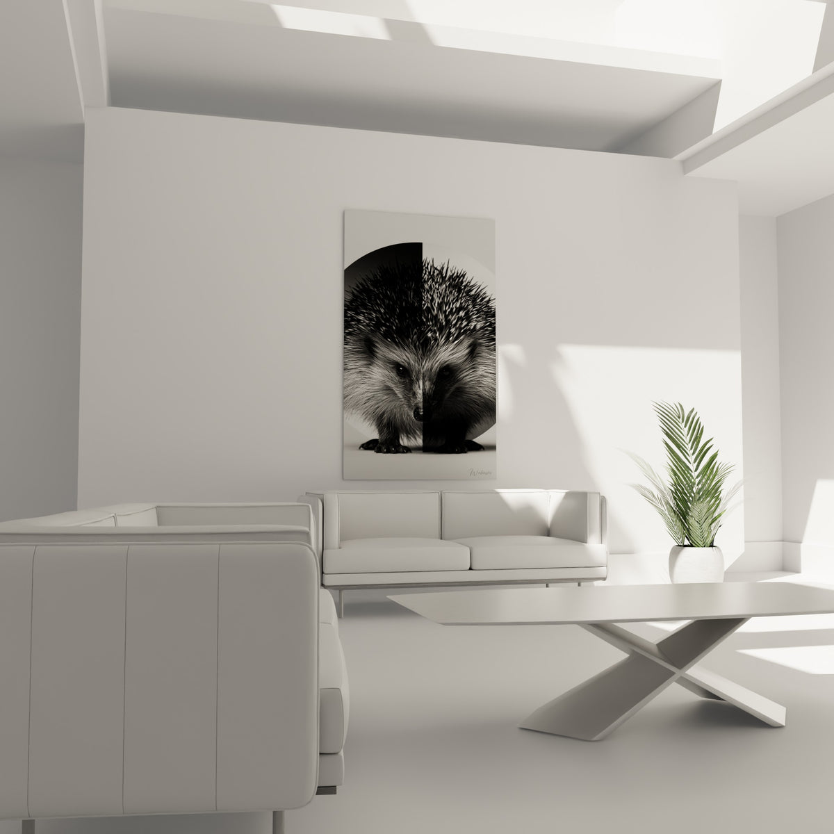 Museau sombre et piquants contrastés d'un hérisson positionné au-dessus d'un canapé dans un salon lumineux