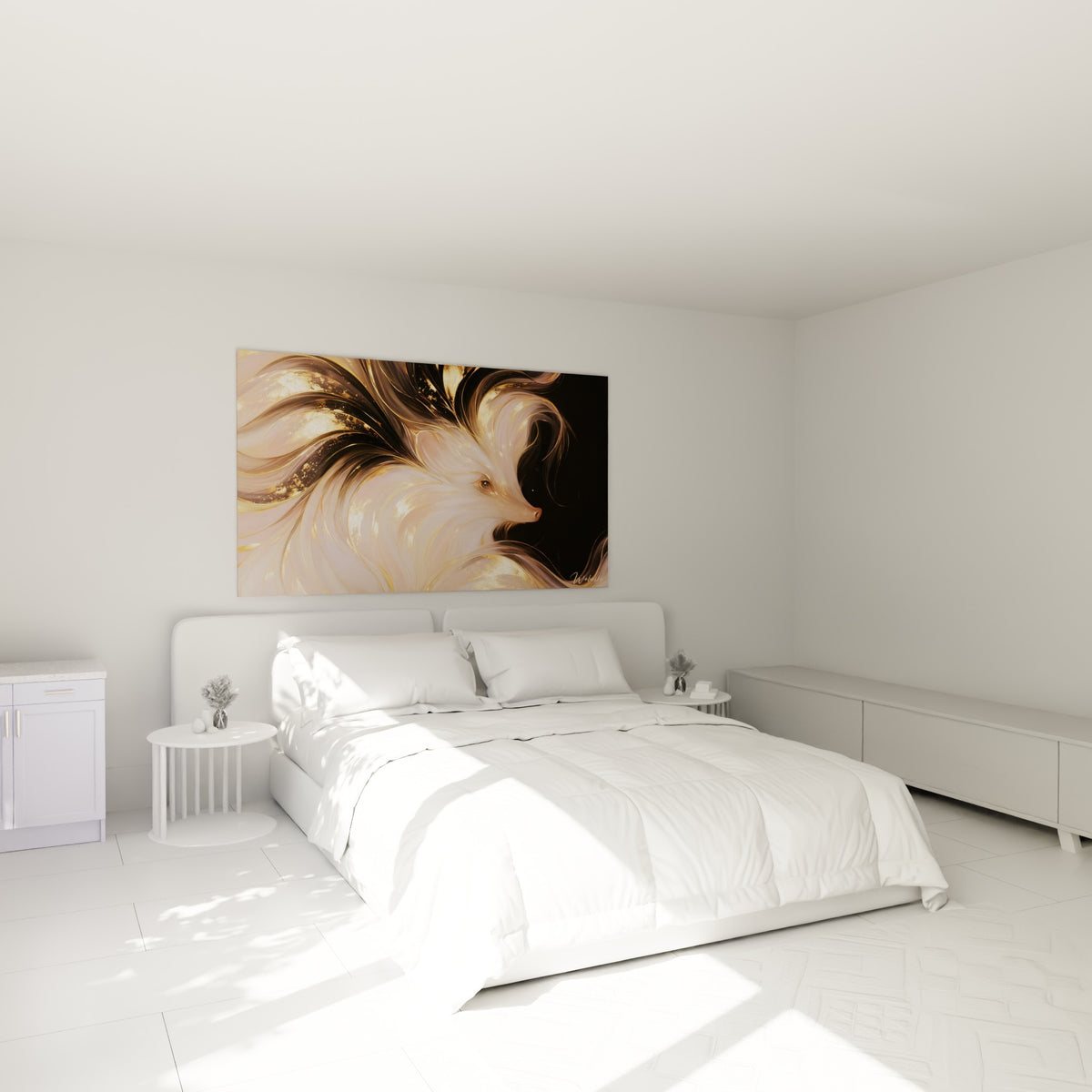 Créature rosée aux mèches dorées, regard brun expressif, accrochée au-dessus d'un lit dans une chambre claire