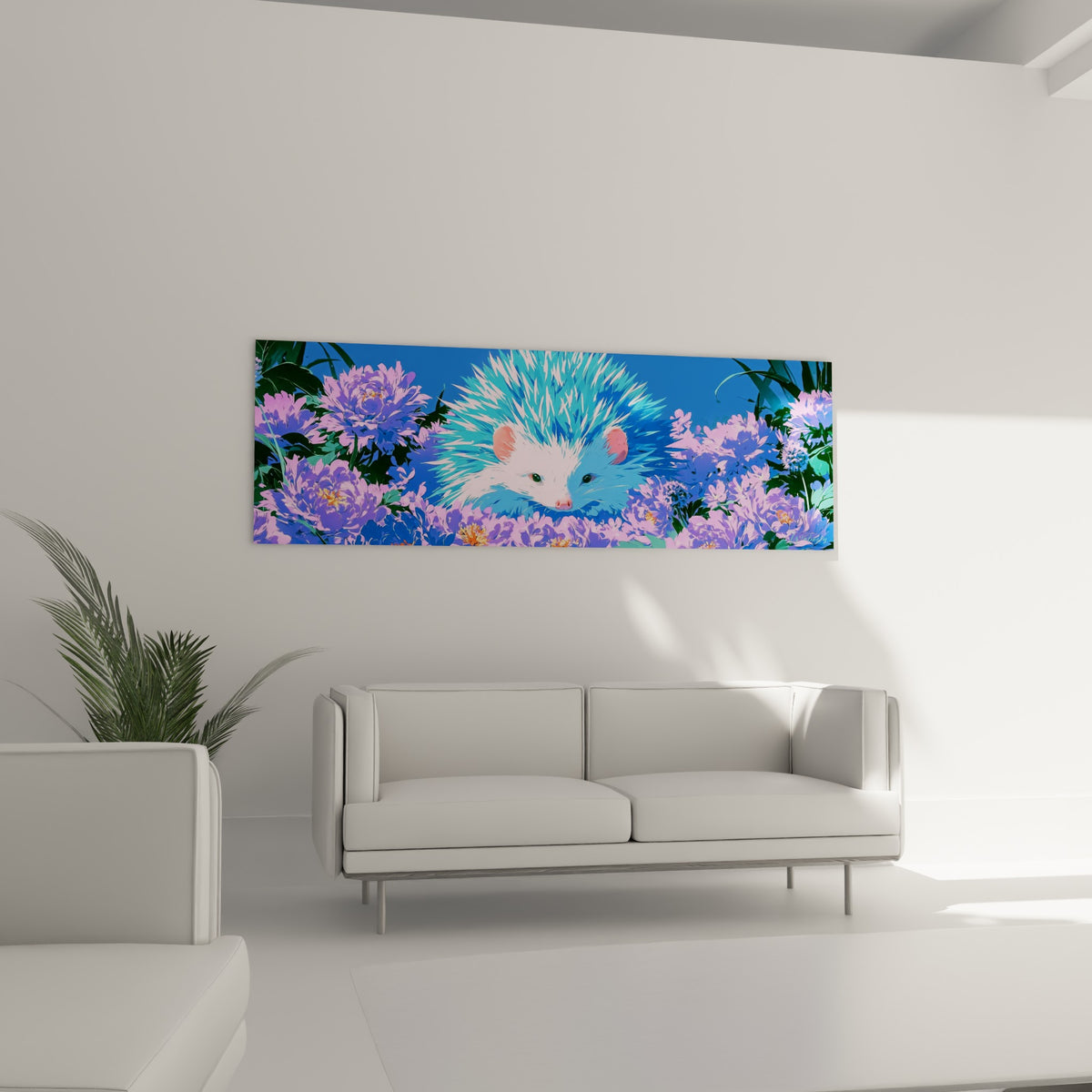 Piquants bleu et turquoise du hérisson parmi les pétales lilas, au-dessus d'un canapé dans un salon lumineux