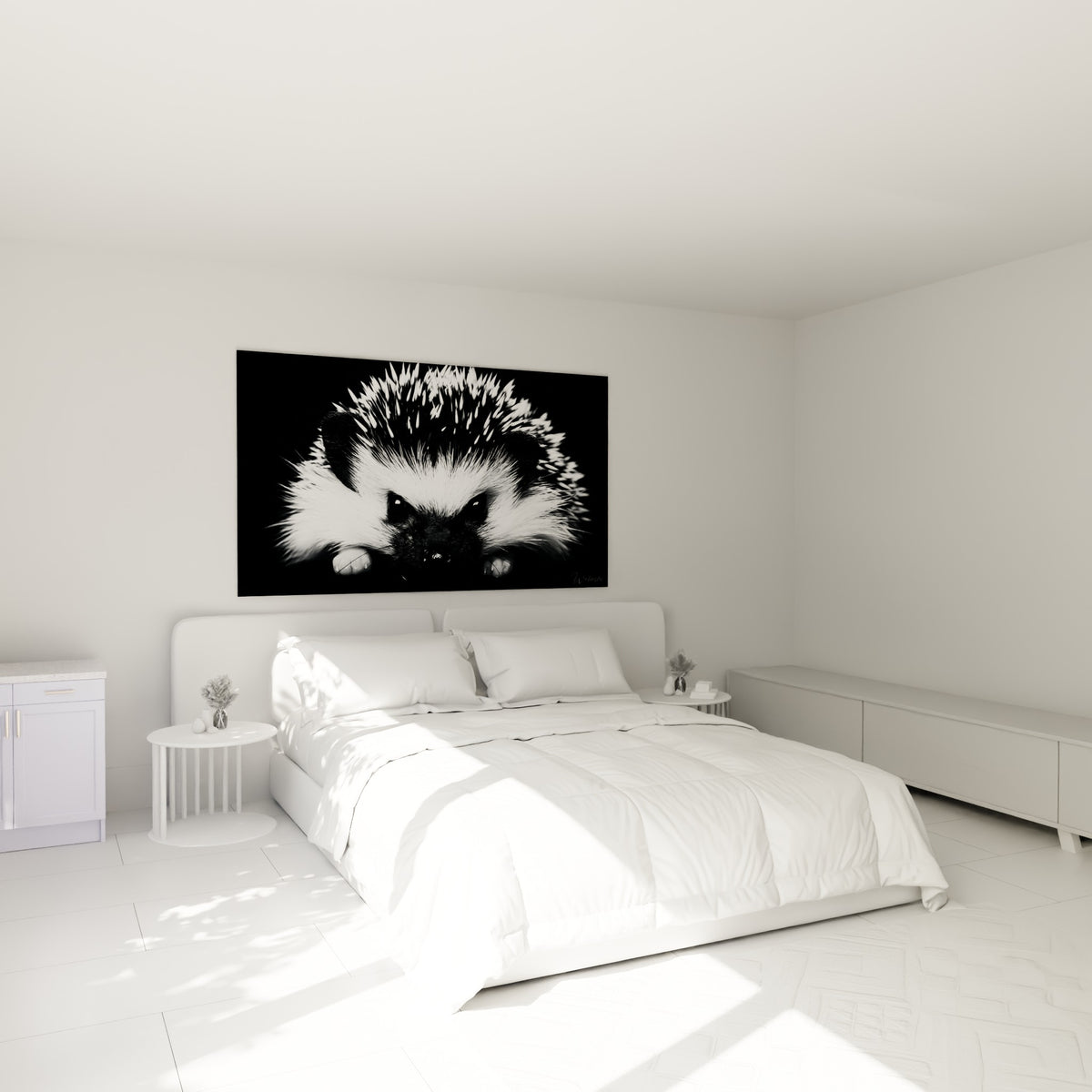 Piquants blancs dressés d'un hérisson noir au regard intense, accroché au-dessus d'un lit dans une chambre claire