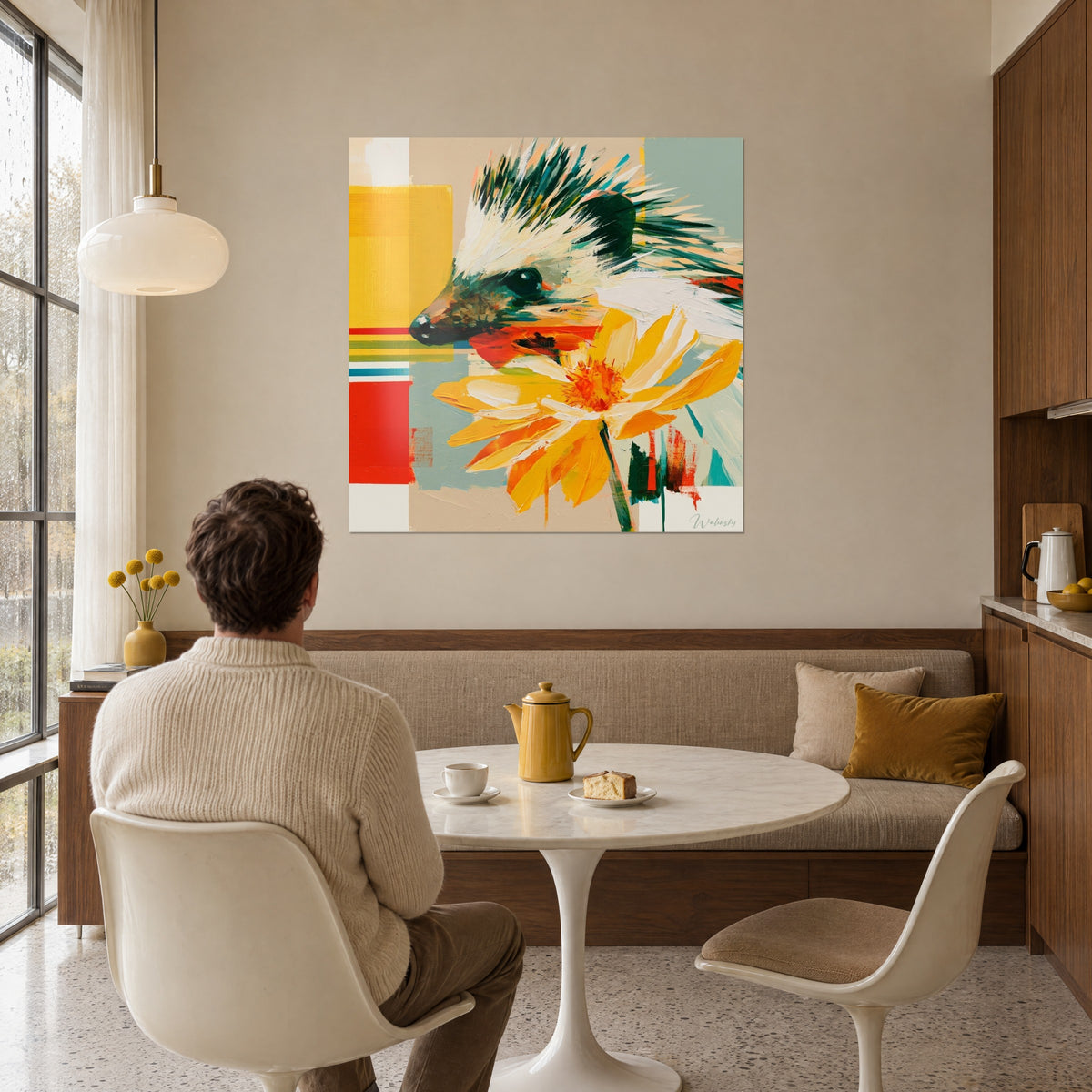 Tableau animal aux épines ivoire et émeraude, grande fleur jaune au cœur orange, dans un coin repas aux tons chauds de bois