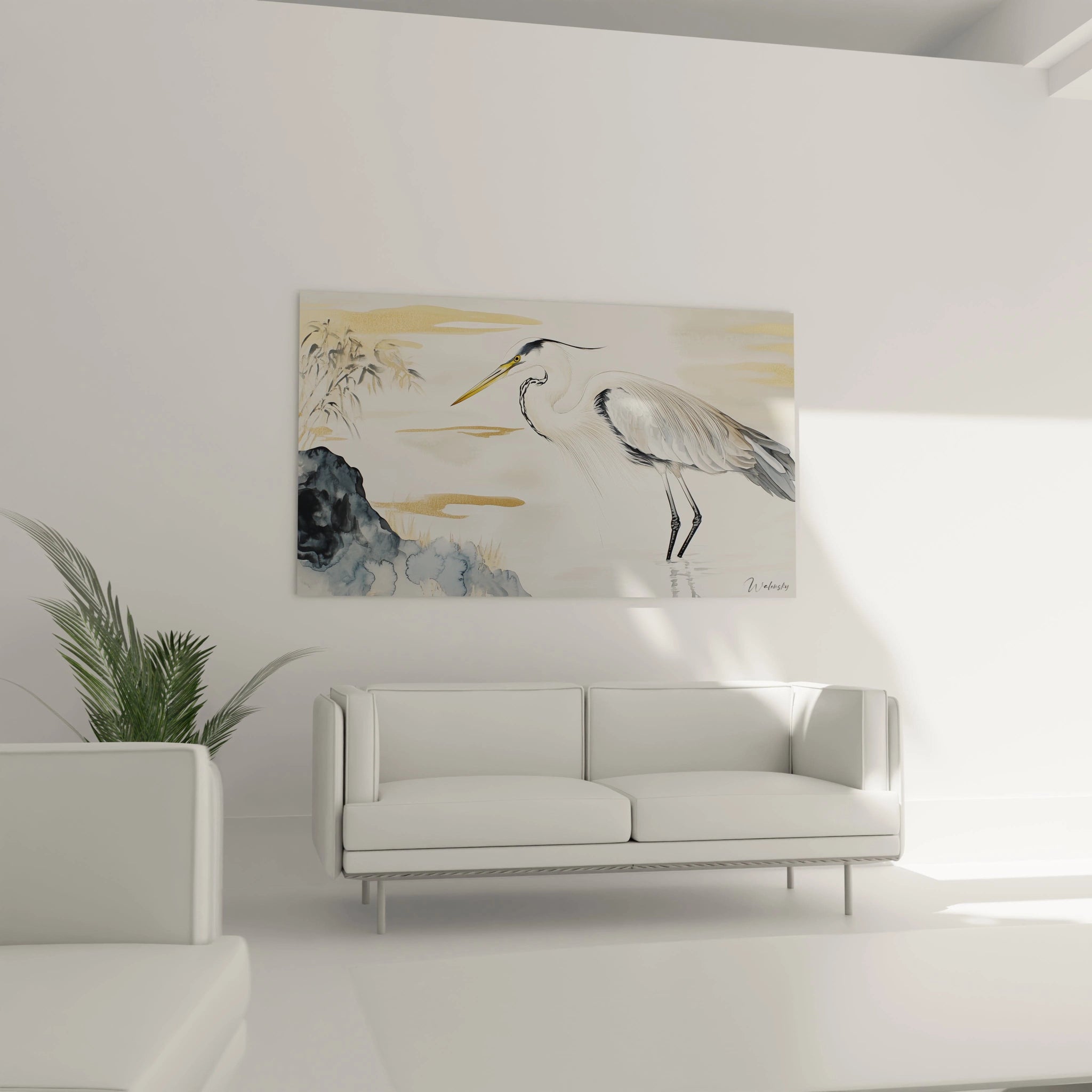 Tableau héron Walensky accroché au mur au-dessus d'un canapé blanc dans un salon moderne lumineux
