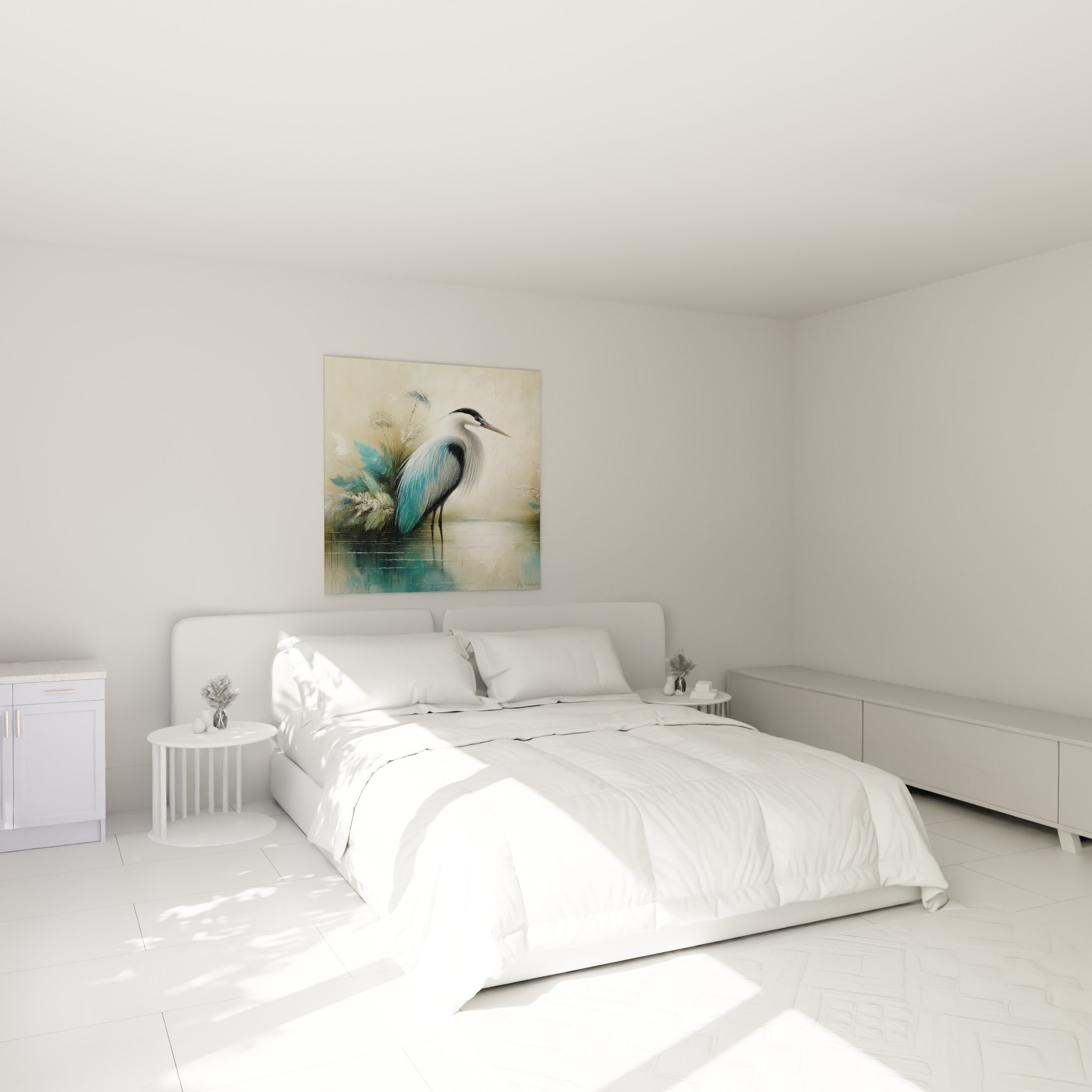 Échassier élancé aux plumes bleu sarcelle et anthracite trône au-dessus d'un lit dans une chambre claire