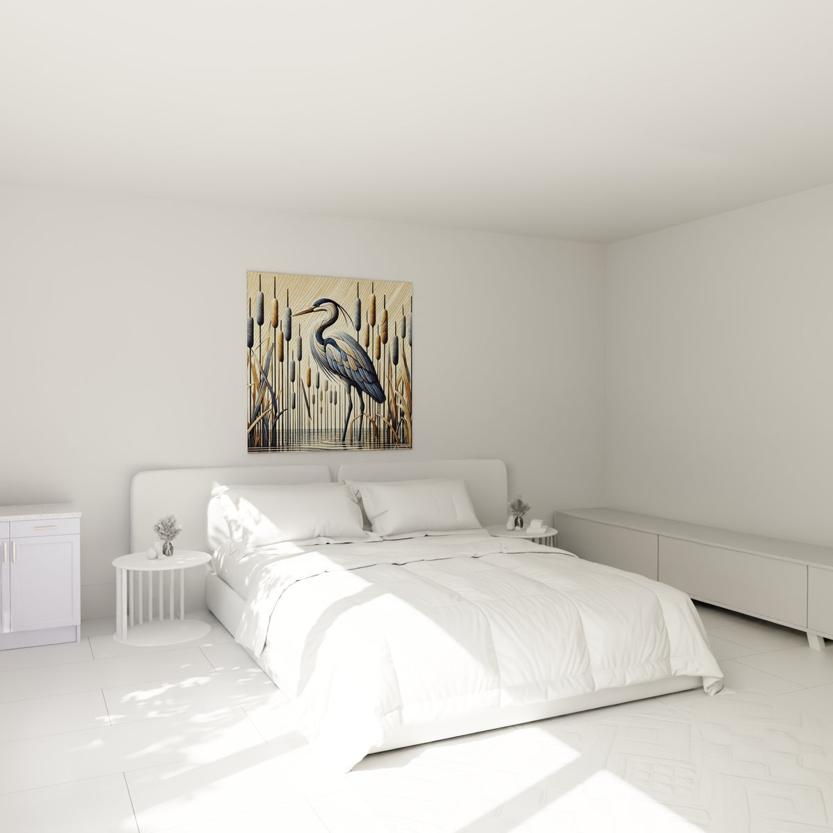 Silhouette élancée du héron anthracite parmi les roseaux dorés au-dessus d'un lit dans une chambre claire