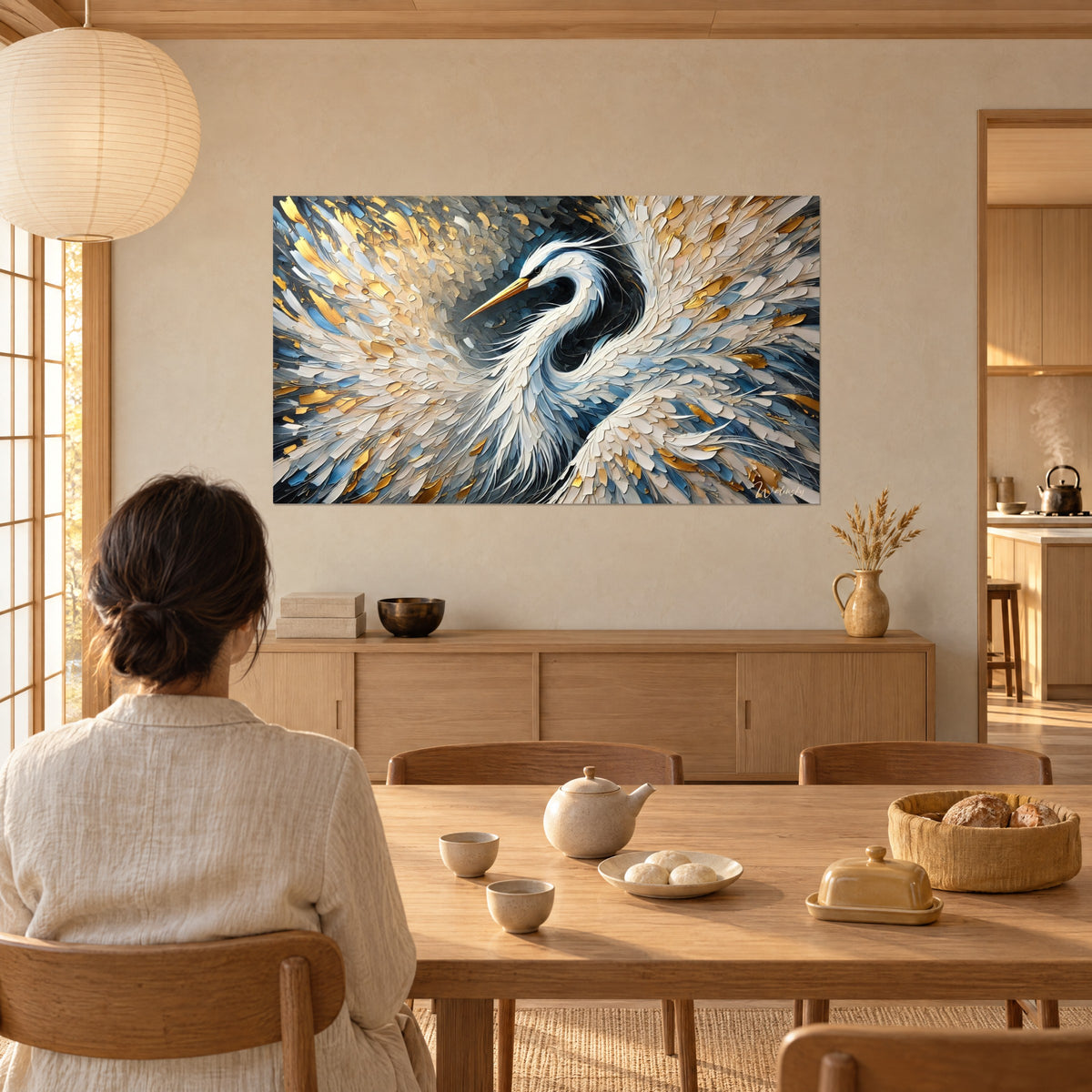 Gemälde großer grauer Reiher in einer Spirale aus weißen und goldenen Federn, über einem Esstisch aus hellem Holz