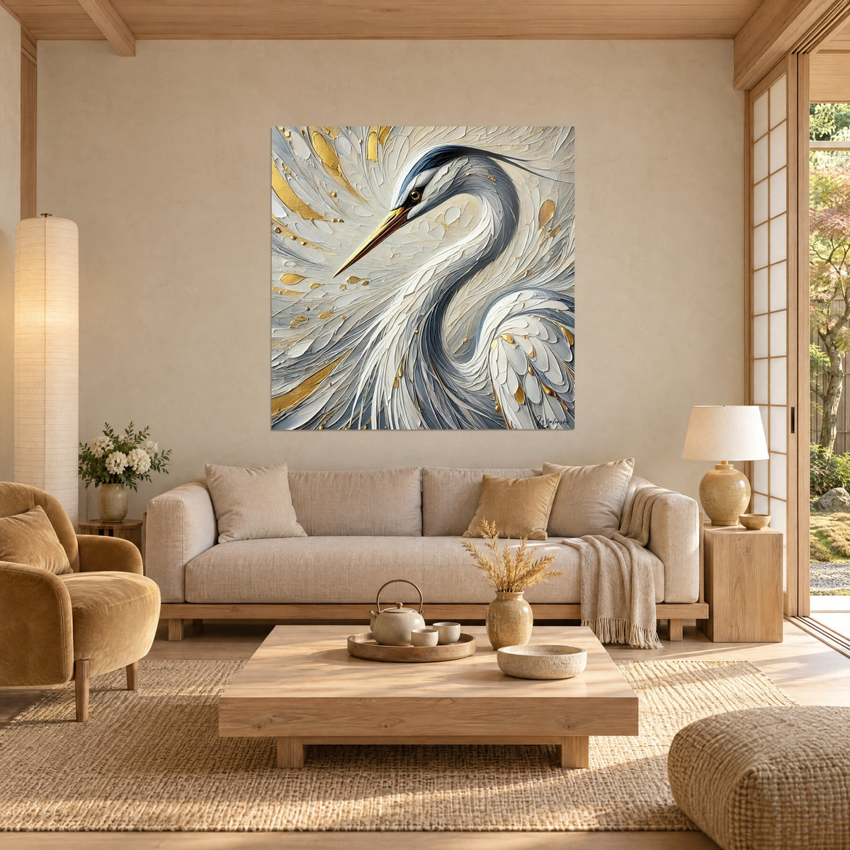 Gemälde Graureiher mit S-förmigem Hals, goldener Schnabel auf weißen und grauen Federn, über einem Sofa in einem hellen Wohnzimmer