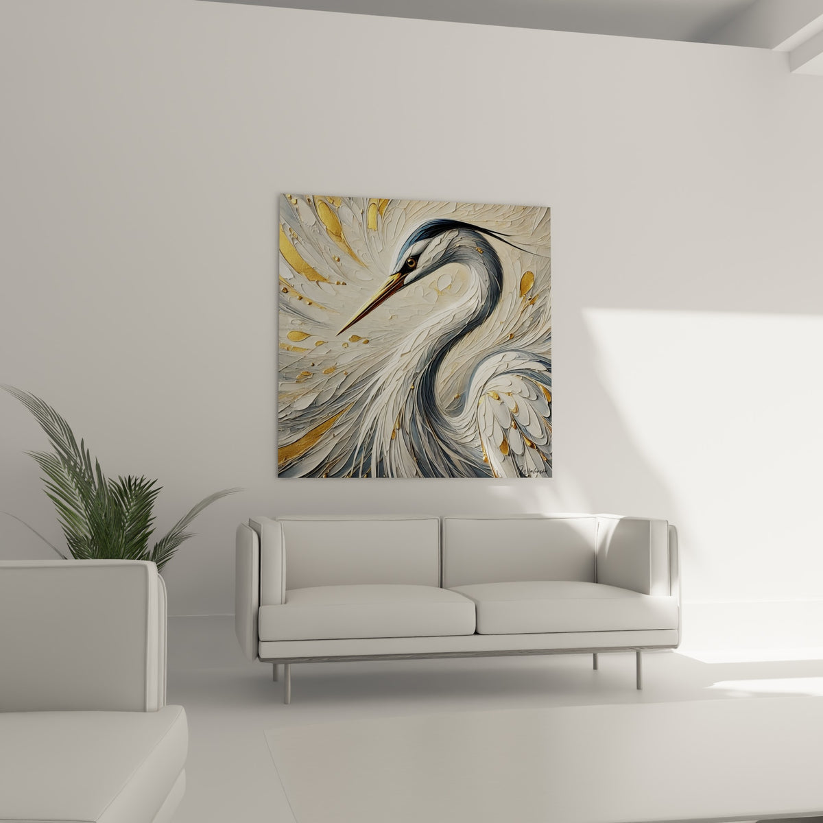 Cou sinueux du héron doré et blanc crème, disposé au-dessus d'un canapé dans un salon lumineux.