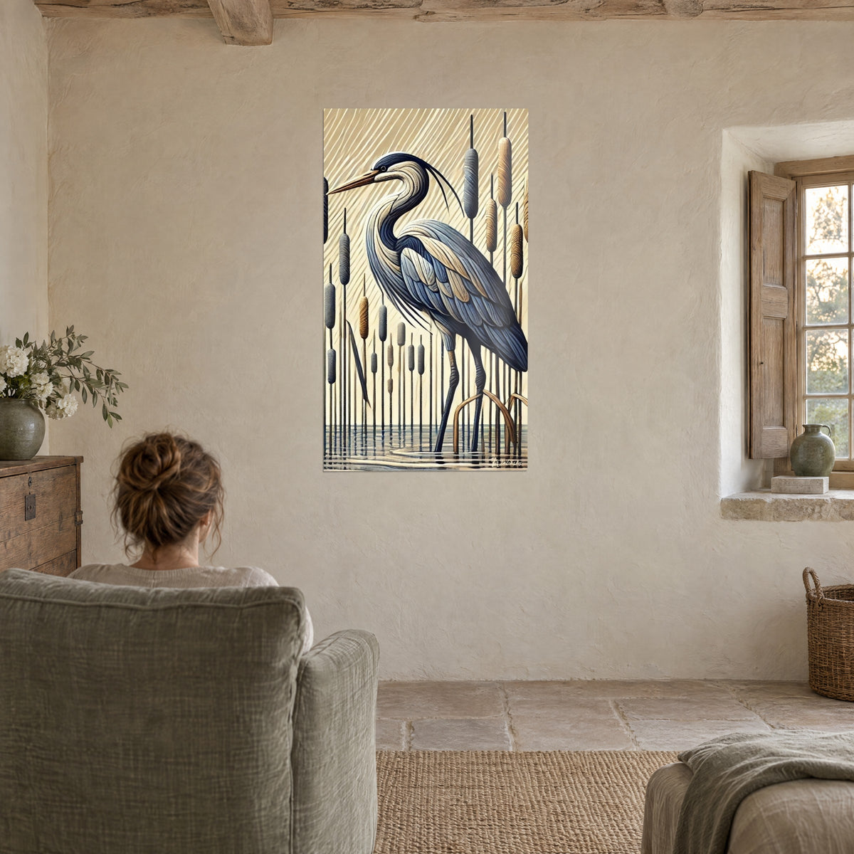 Tableau échassier gris-bleu à huppe noire, massettes brunes et eau calme au pied, femme de dos dans un fauteuil vert sauge