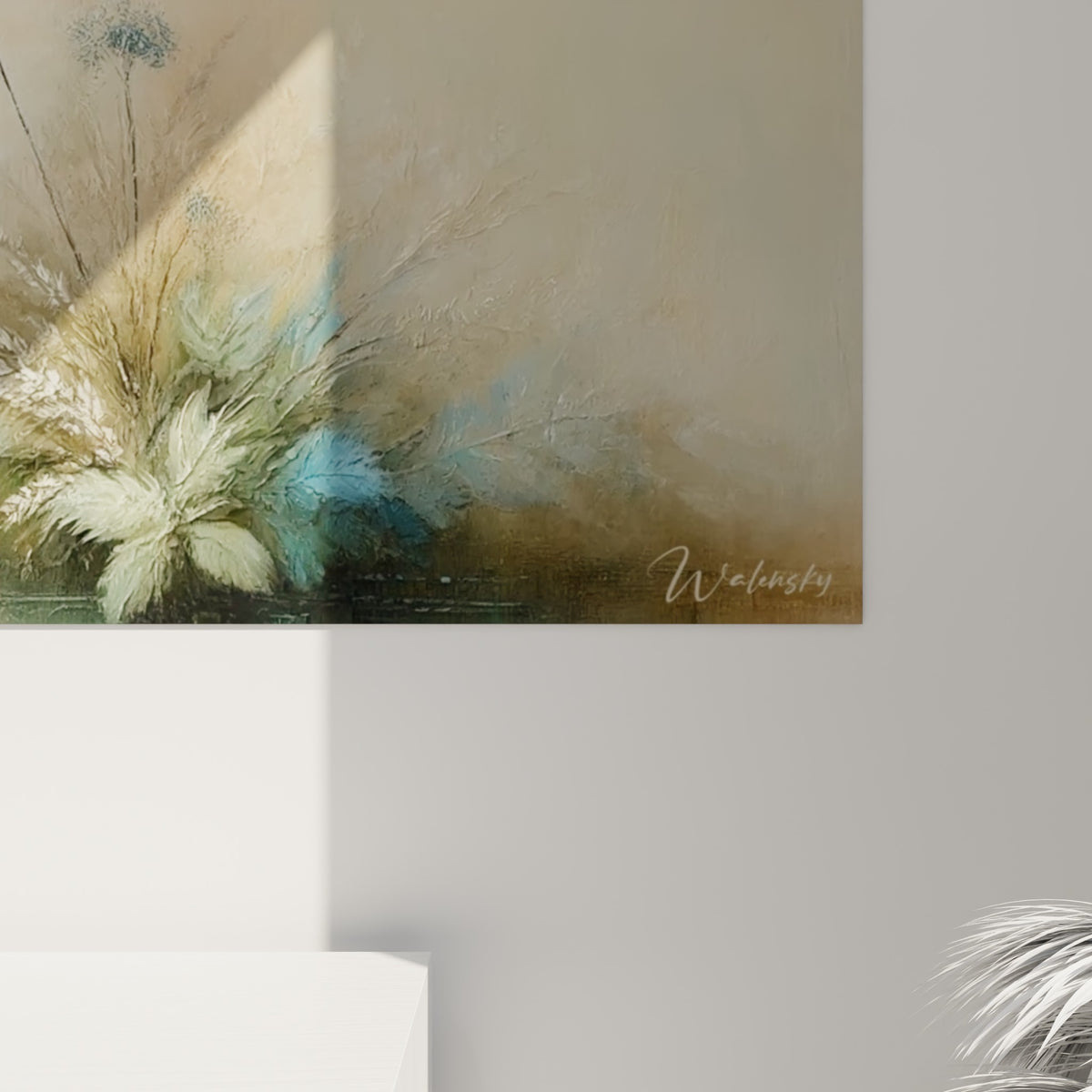 Empâtements de peinture révélant le plumage bleu sarcelle et anthracite du héron, coulures sur fond sable doré