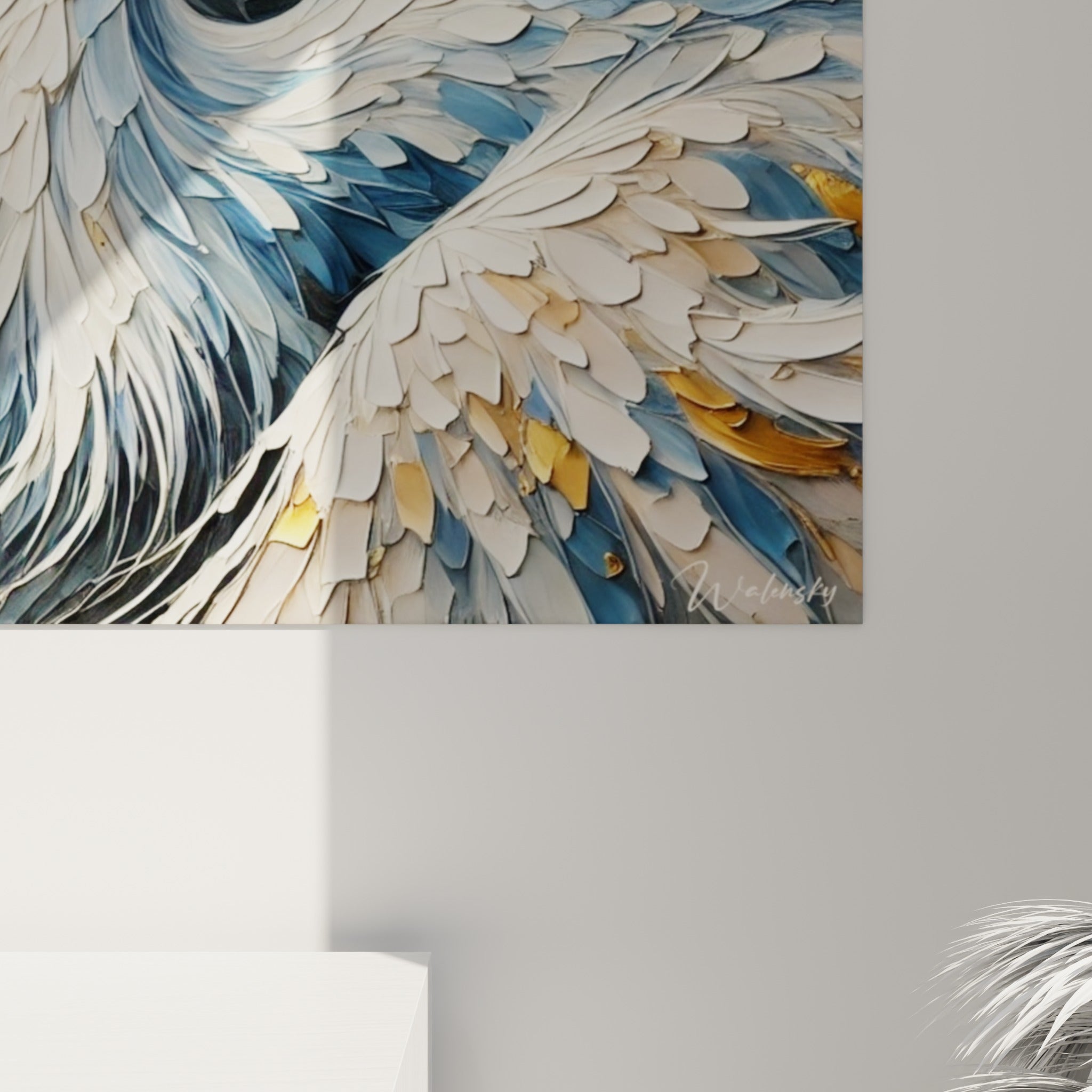 Empâtements épais de peinture dorée et anthracite formant les plumes texturées du héron en gros plan