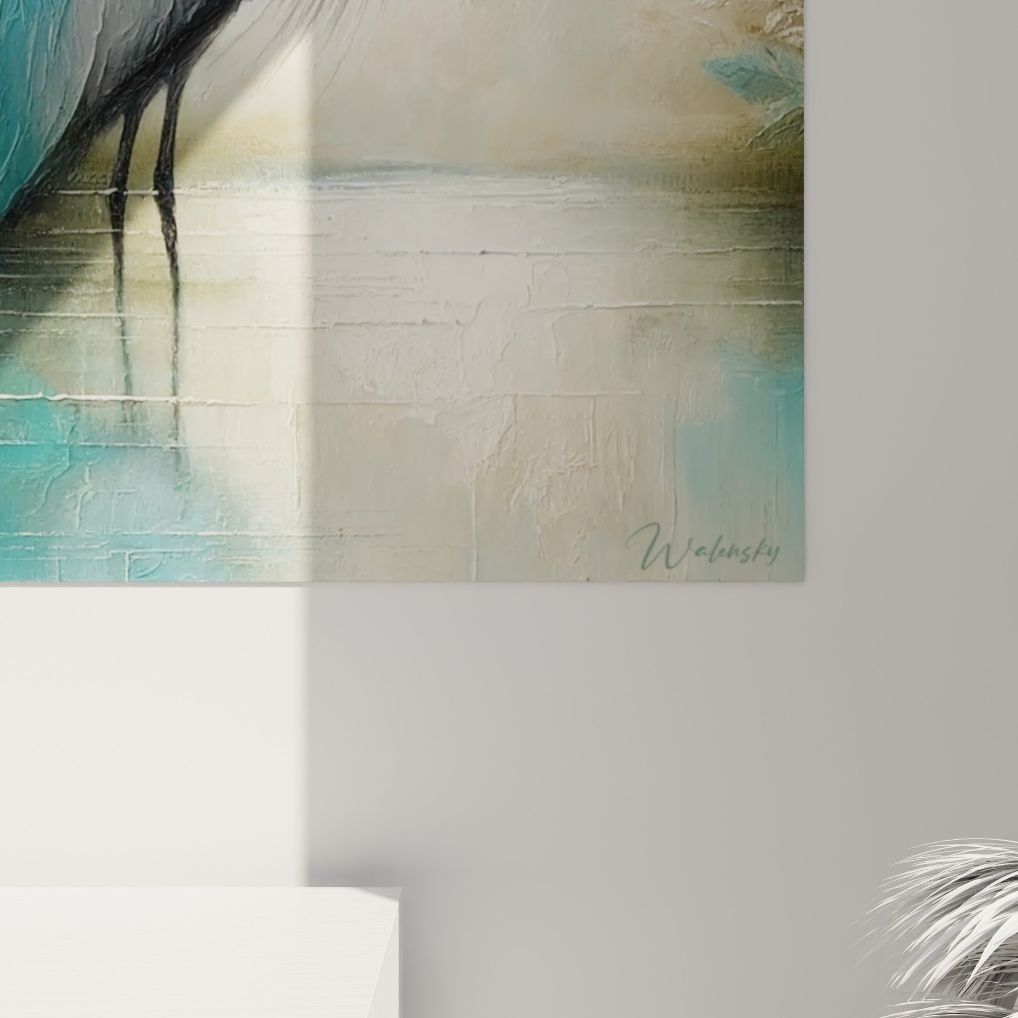 Empâtements de peinture révèlent les plumes bleu turquoise et grises du héron accroché au mur