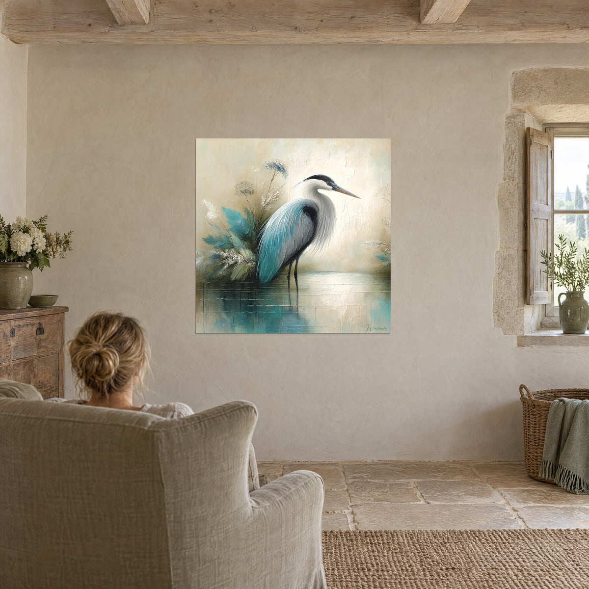 Tableau héron guettant au bord d'un étang crème et turquoise, roseaux argentés, dans une pièce en pierre claire