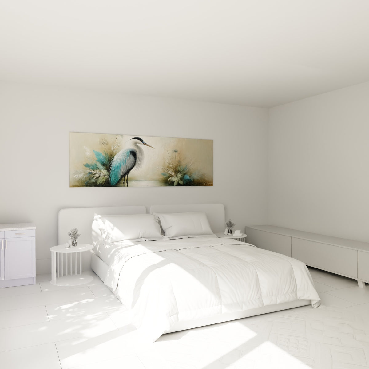 Héron aux plumes bleu sarcelle et blanches, silhouette élancée, au-dessus d'un lit dans une chambre claire