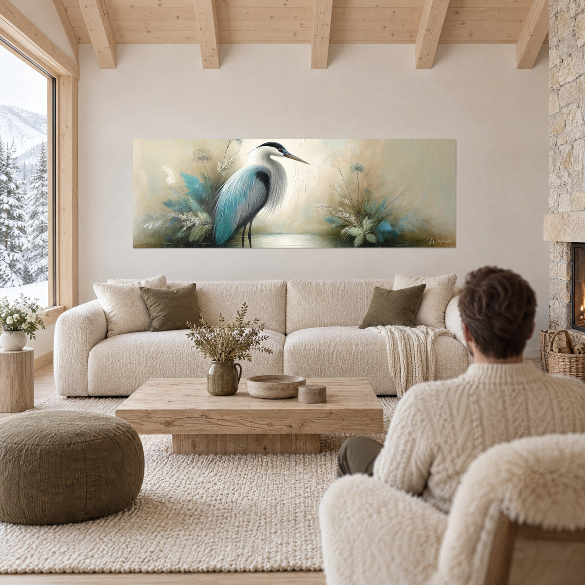 Tableau héron cendré aux plumes bleu turquoise et gris perle, roseaux argentés, au-dessus d'un canapé dans un salon lumineux