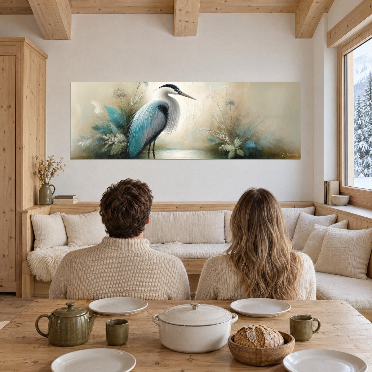 Tableau héron en peinture empâtée, bleu paon et ivoire sur fond sable, accroché dans un séjour de chalet près des fenêtres