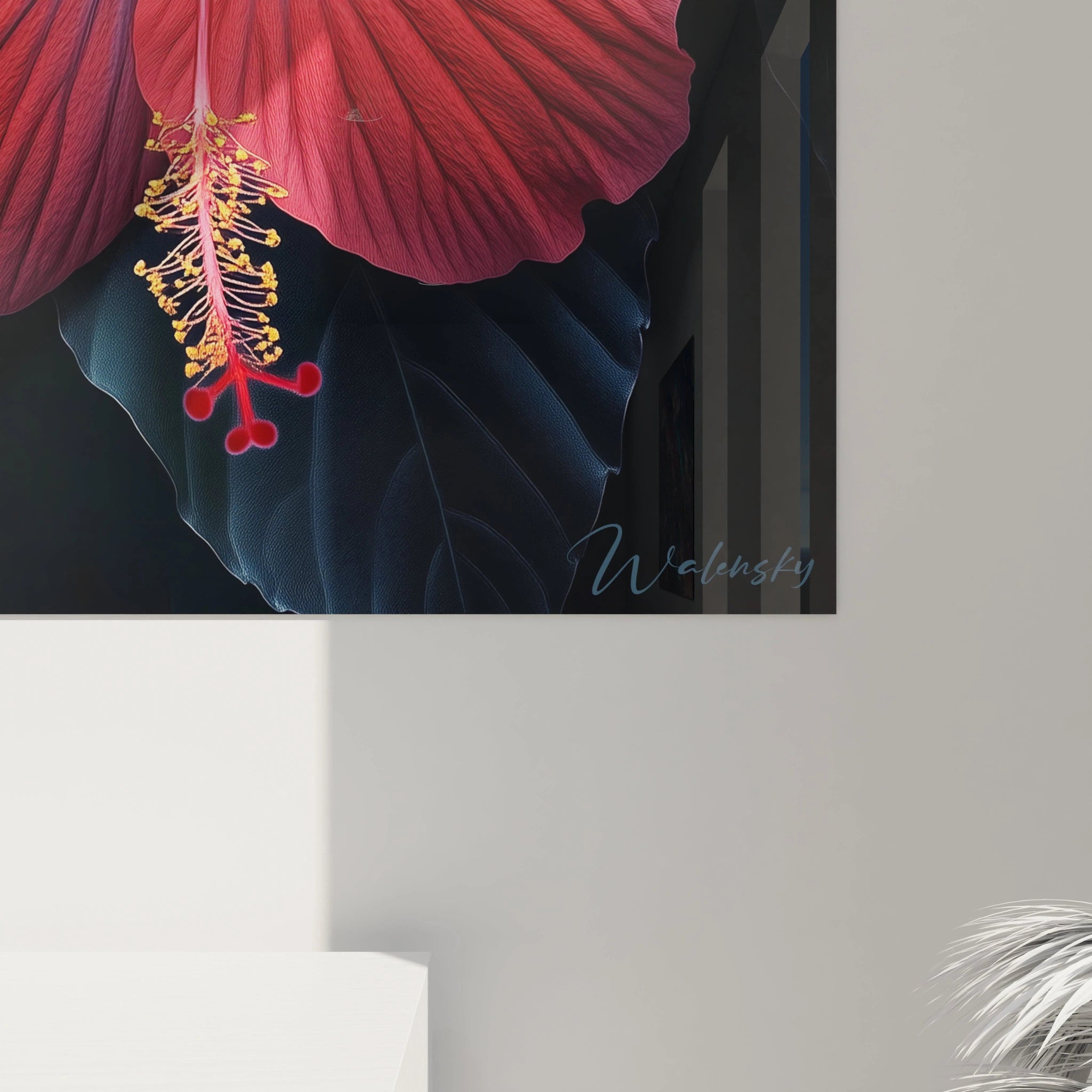 Un tableau Hibiscus nature illustrant deux hibiscus en gros plan, avec des pétales rouges et roses aux reflets subtils, accompagnés de feuilles noires et bleu foncé sur un arriÚre-plan sombre.