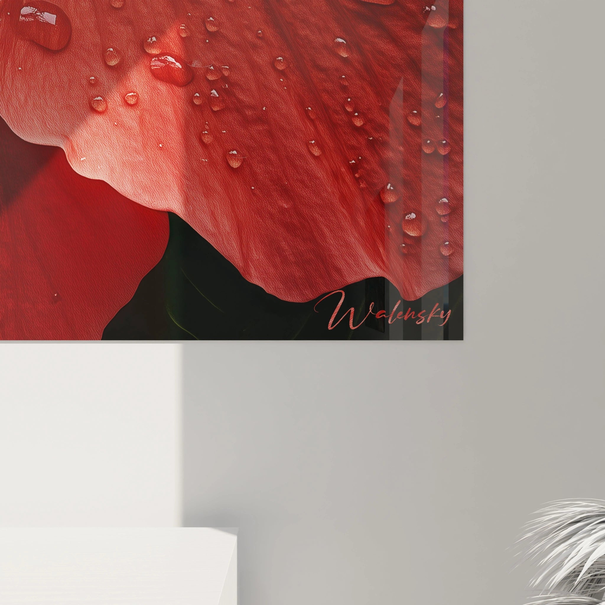 Un tableau Hibiscus nature montrant une fleur rouge aux pĂ©tales finement nervurĂ©s, agrĂ©mentĂ©s de gouttes dâeau brillantes, avec un cĆur noir profond et des Ă©tamines jaunes finement dĂ©taillĂ©es.