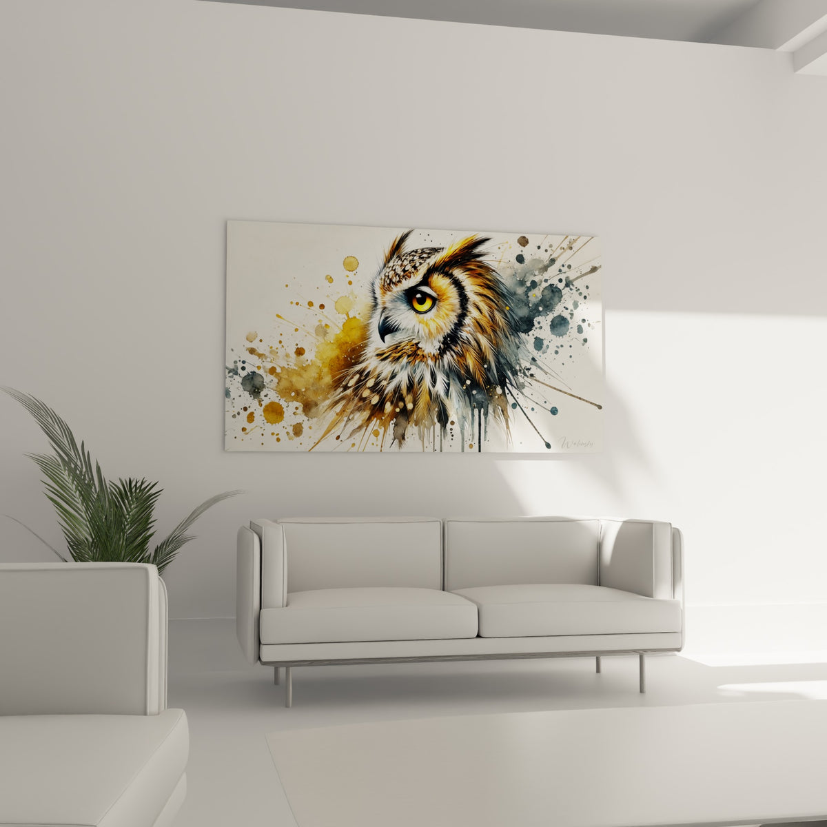 Portrait animalier doré et anthracite au regard perçant, au-dessus d'un canapé dans un salon lumineux