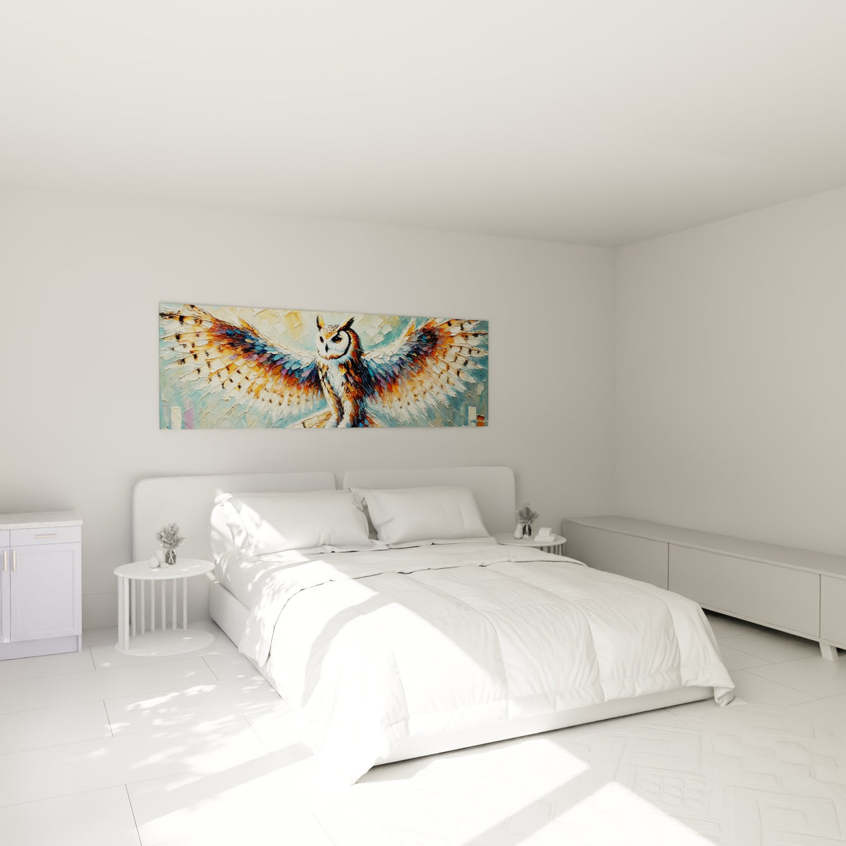 Rapace peint en relief bleu et ocre, ailes ouvertes, au-dessus d'un lit dans une chambre claire