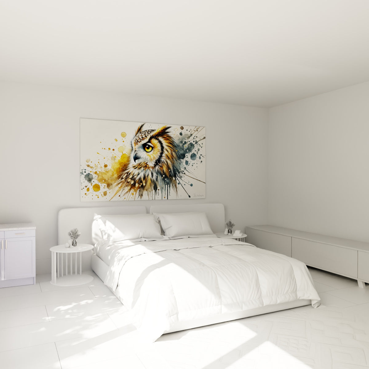 Rapace nocturne aux yeux jaune vif et plumes fauves, au-dessus d'un lit dans une chambre claire