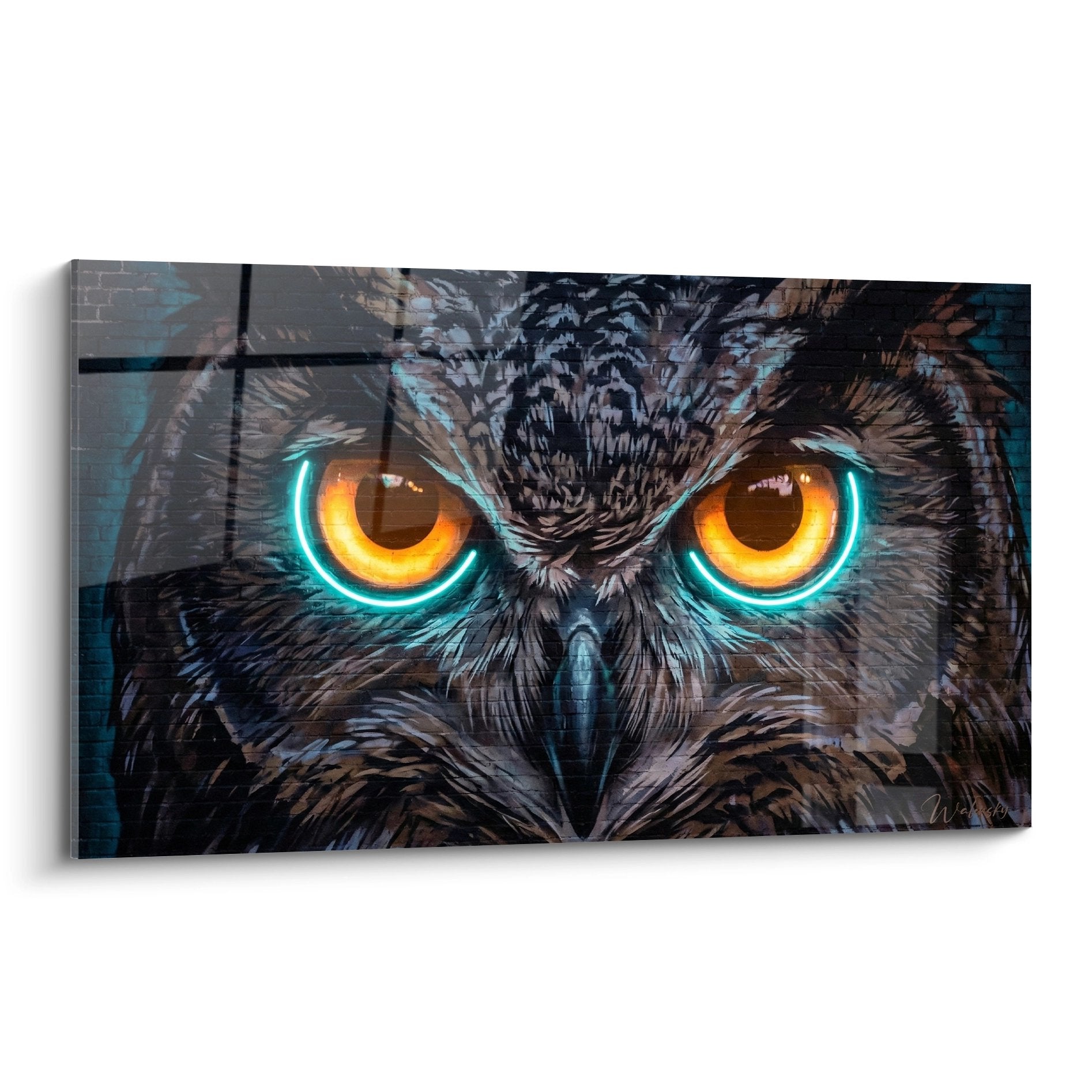 Street-Art-Eule mit leuchtenden goldenen Augen und türkisem Neon-Kontur, detailliertes graubraunes Gefieder
