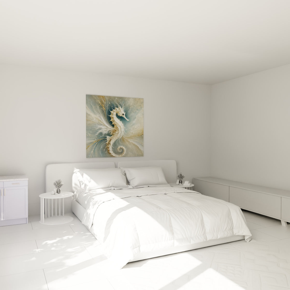Créature marine crème et dorée aux courbes fluides, accrochée au-dessus d'un lit dans une chambre claire