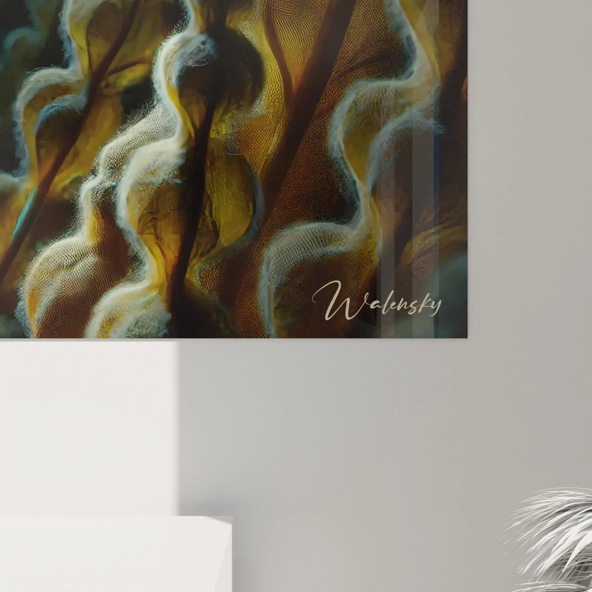 Gros plan sur le tableau hippocampe, révélant les détails minutieux de l'œuvre et ses nuances contrastées. Une invitation à la contemplation.